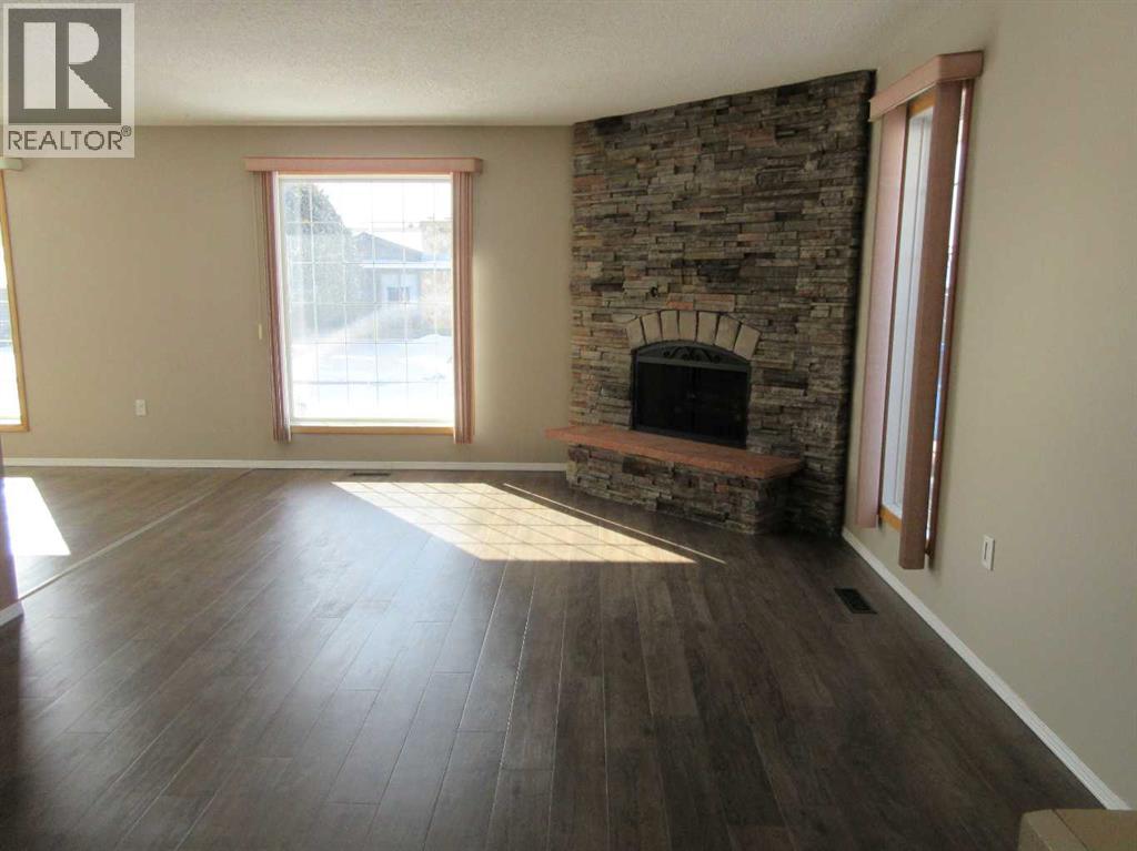 30 Cooper Road SE - Photo 3 of 48, Medicine Hat, Alberta