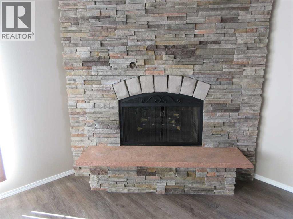 30 Cooper Road SE - Photo 4 of 48, Medicine Hat, Alberta