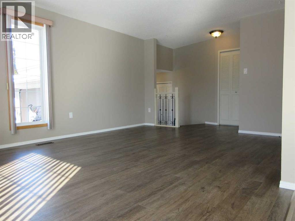 30 Cooper Road SE - Photo 5 of 48, Medicine Hat, Alberta