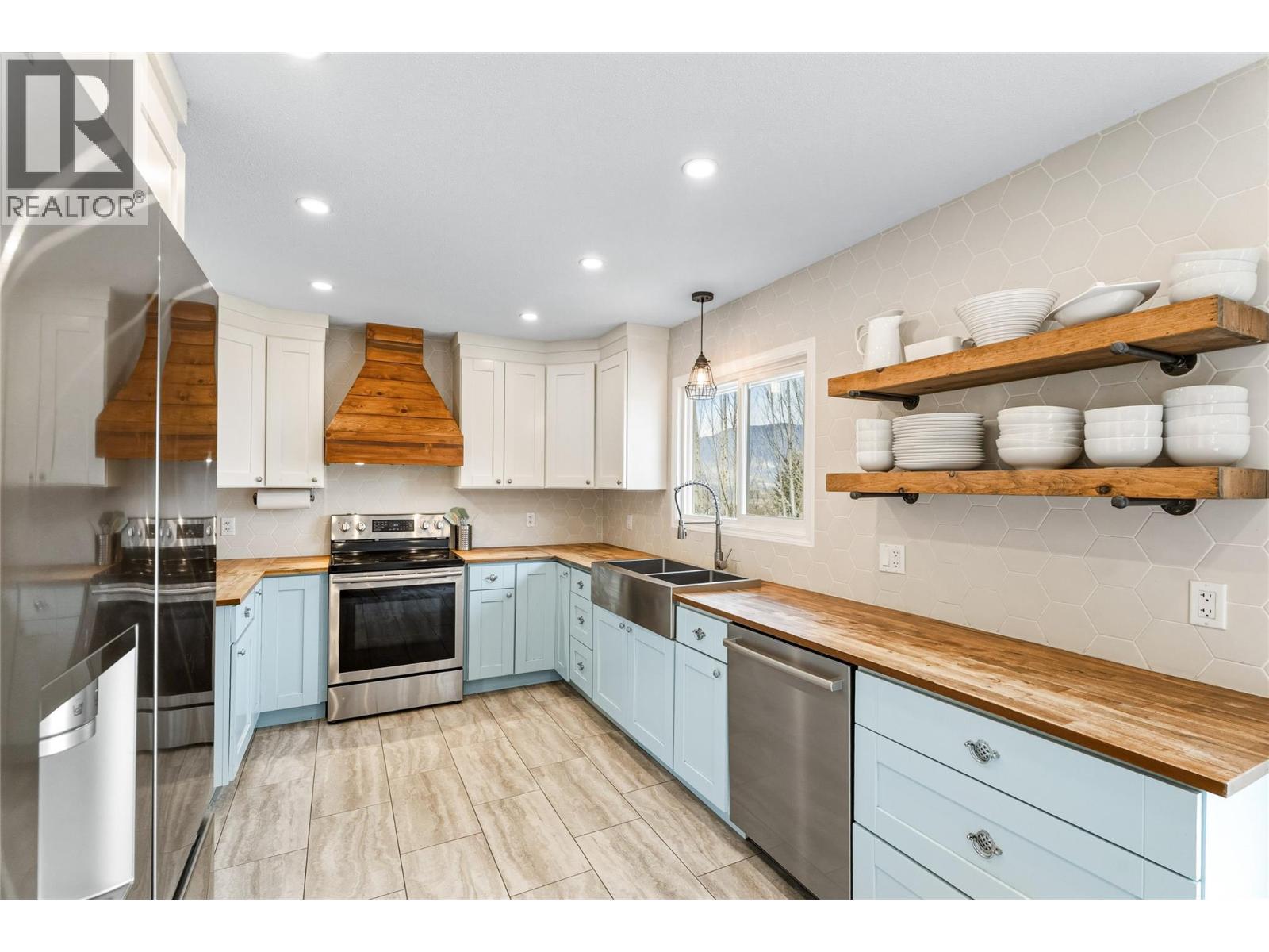 1971 3 Avenue SE, Salmon Arm