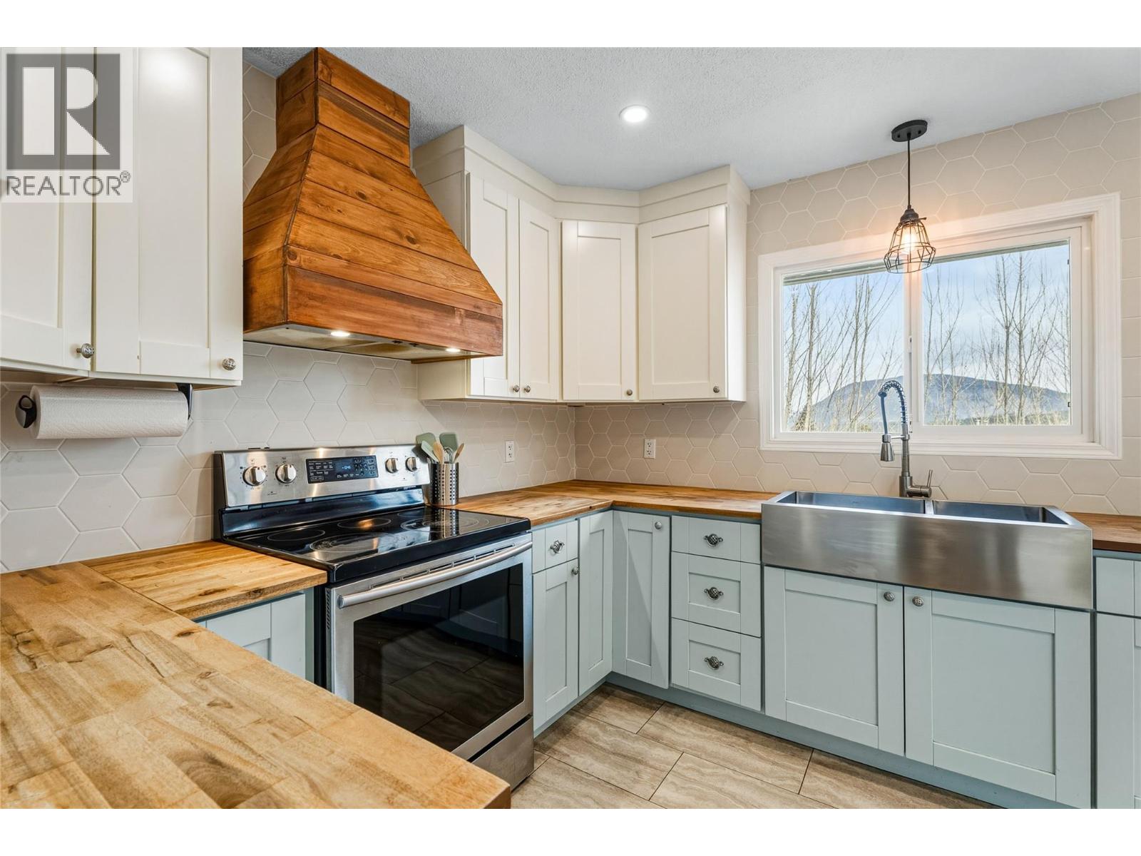 1971 3 Avenue SE, Salmon Arm