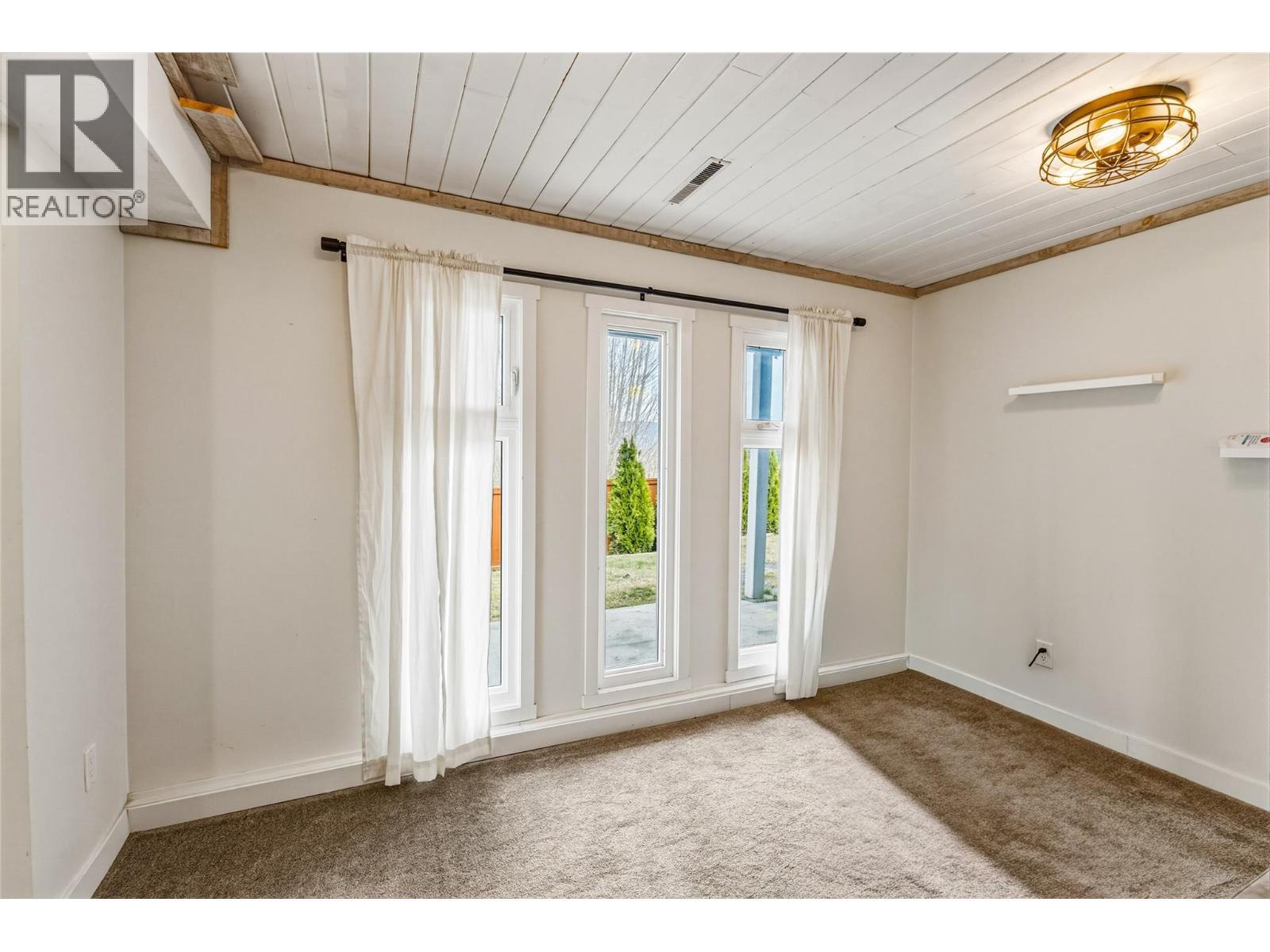 1971 3 Avenue SE, Salmon Arm