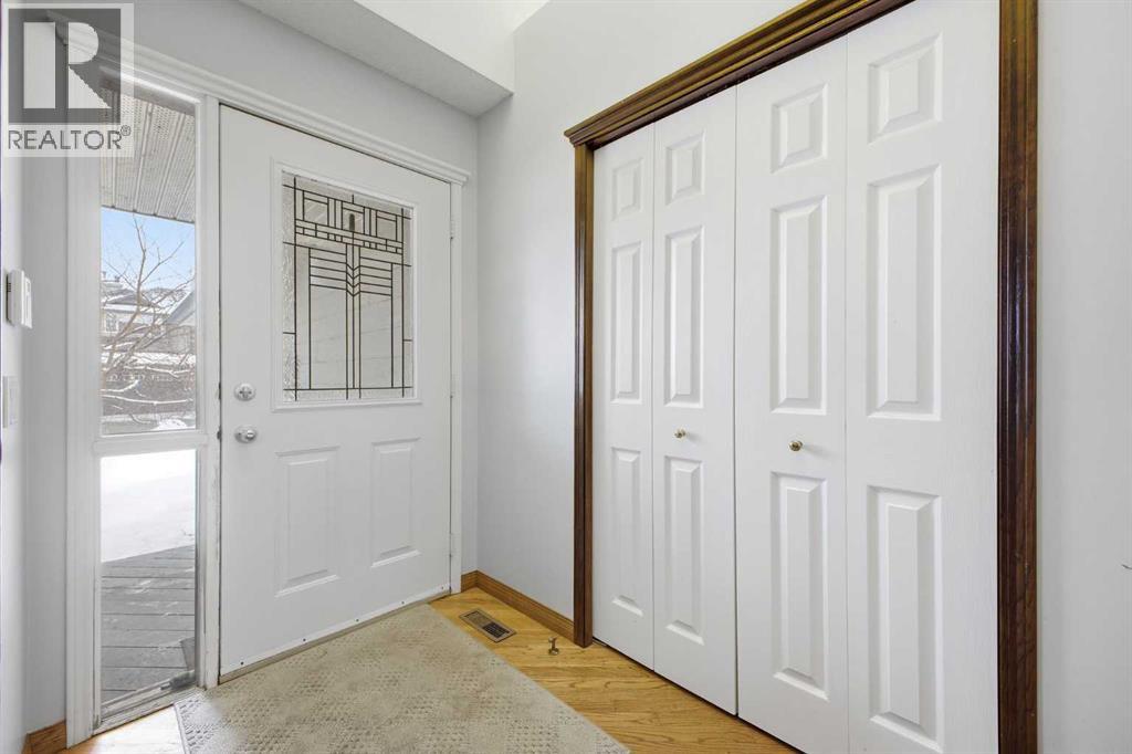 46 Sunset Way SE - Photo 4 of 47, Calgary, Alberta