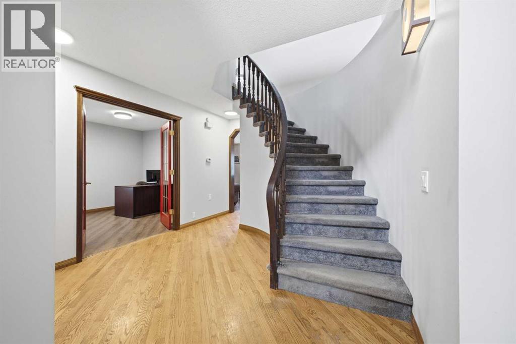 46 Sunset Way SE - Photo 5 of 47, Calgary, Alberta