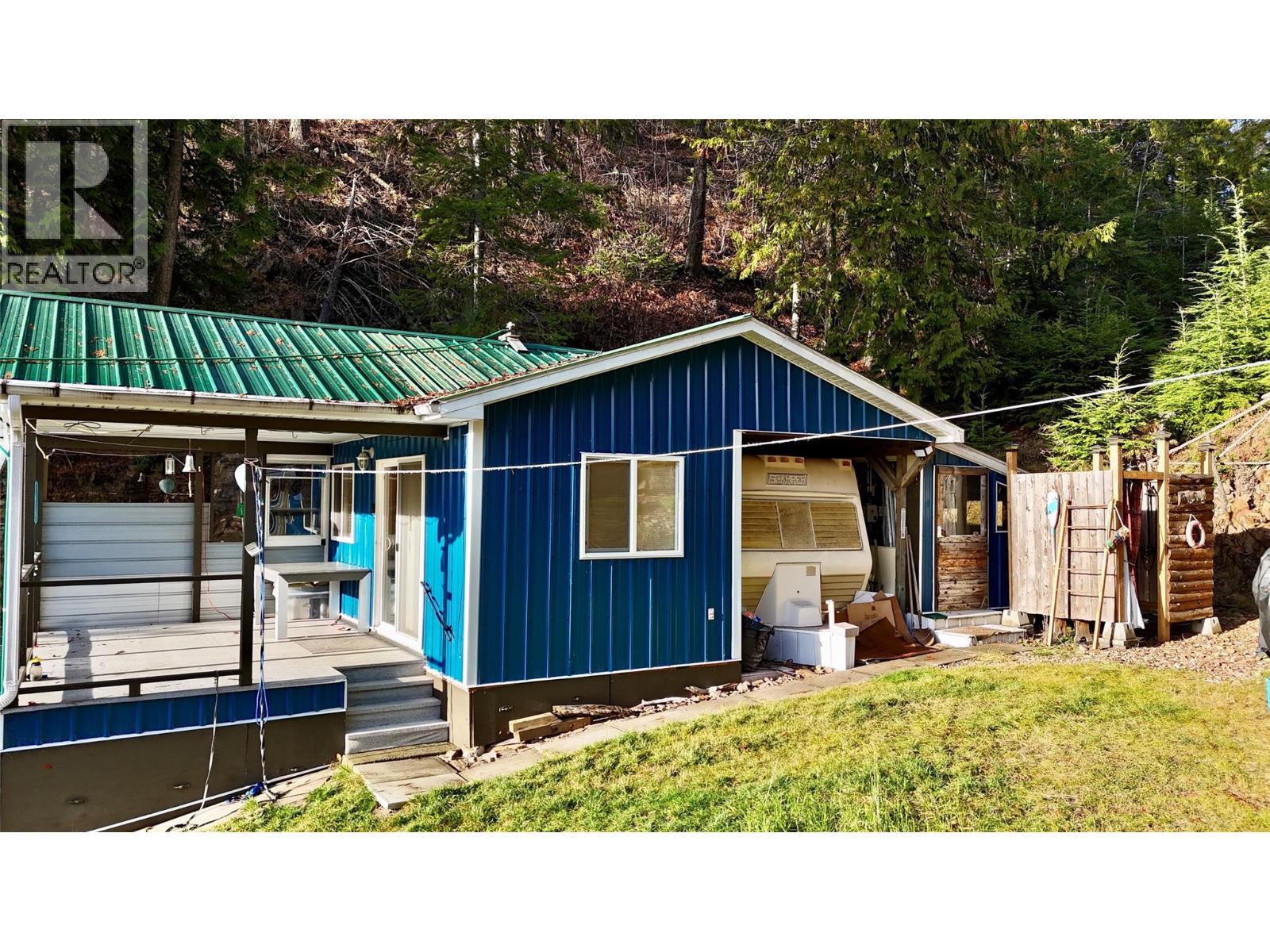 4265 Woodbury Village Road, Ainsworth