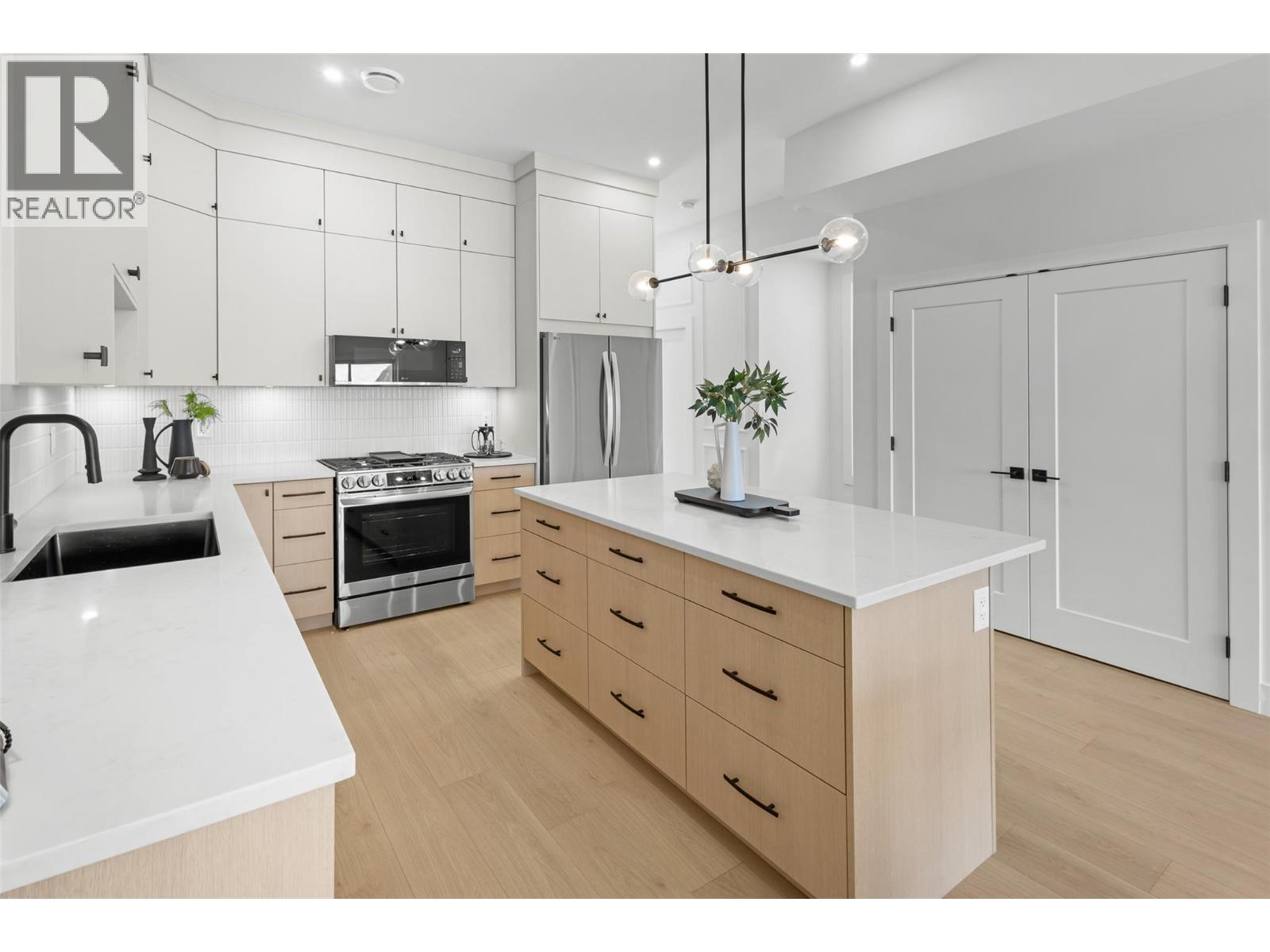 392 Chardonnay Avenue, Oliver