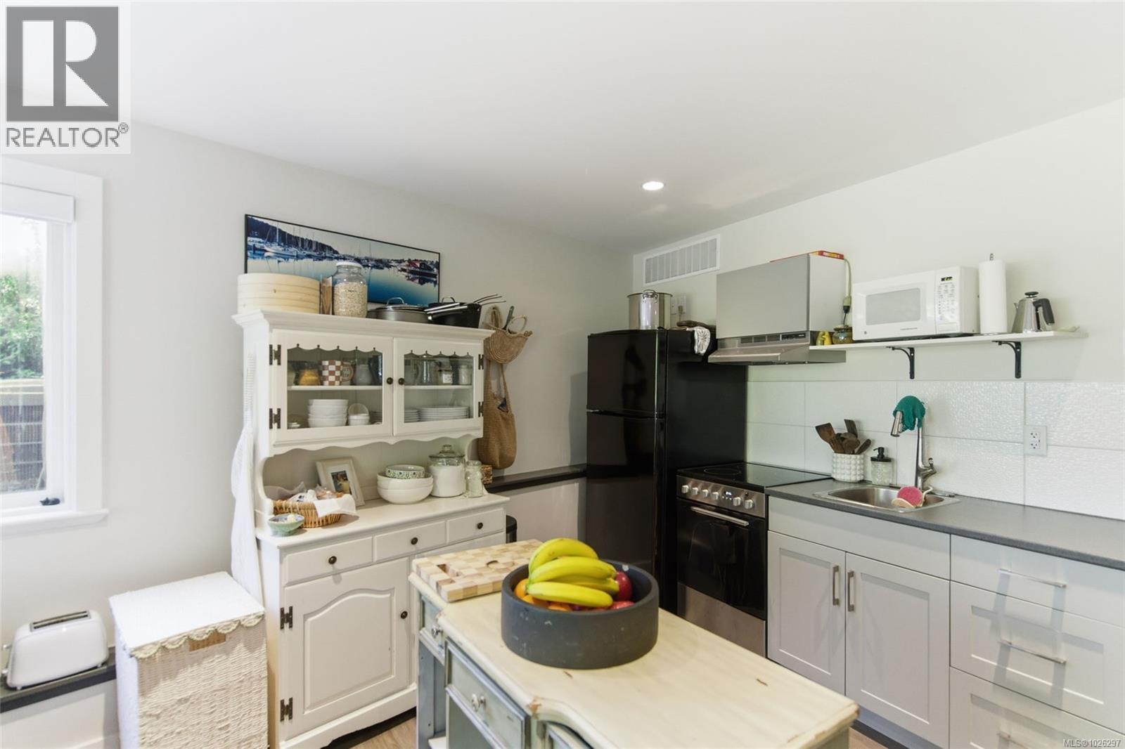 7255 Aulds Rd, Lantzville