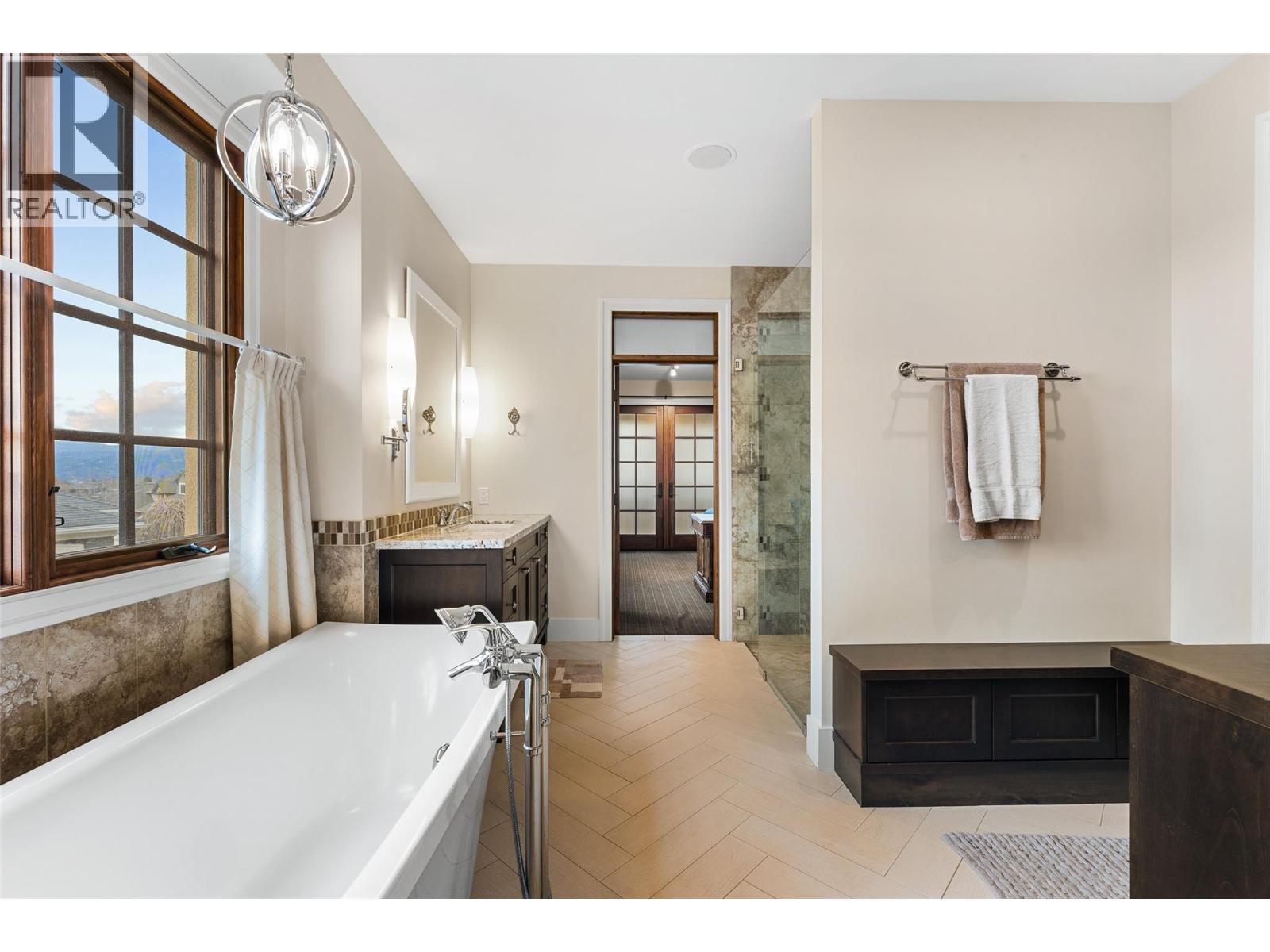 2457 Selkirk Drive, Kelowna