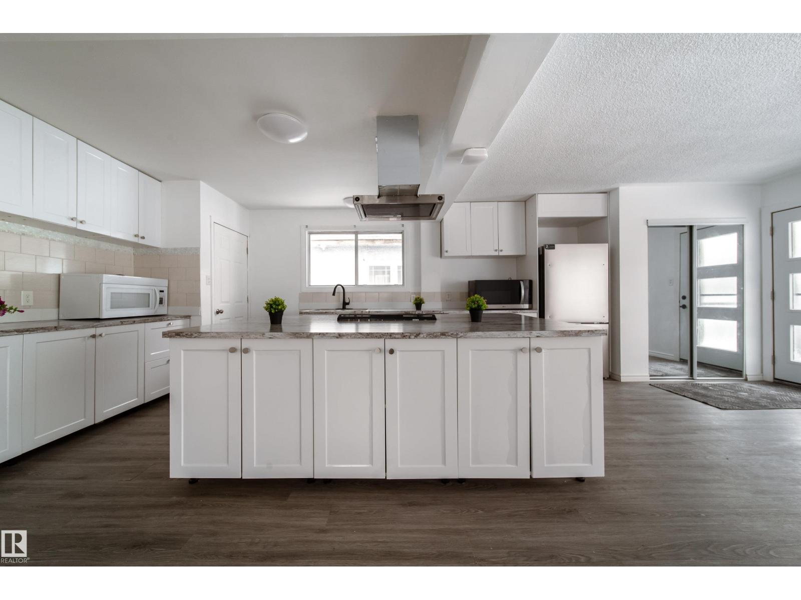 11430 81 ST NW - 10