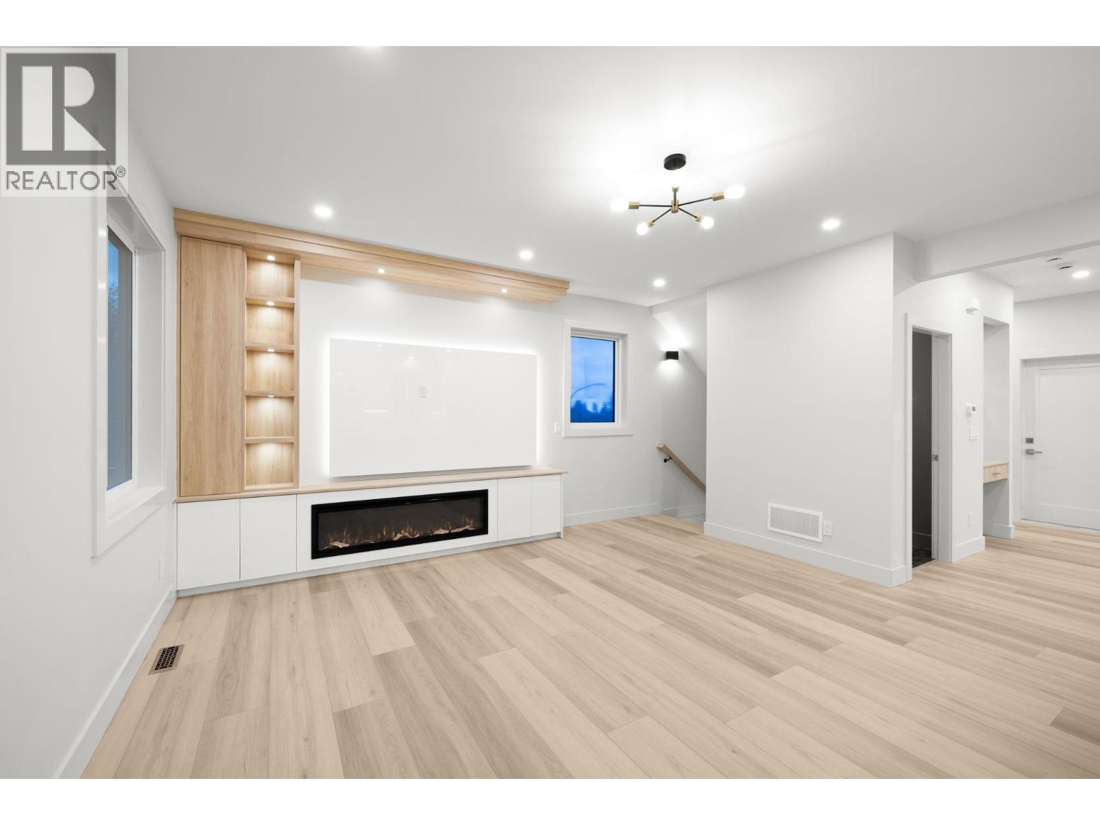 2 3881 HURST STREET, Burnaby