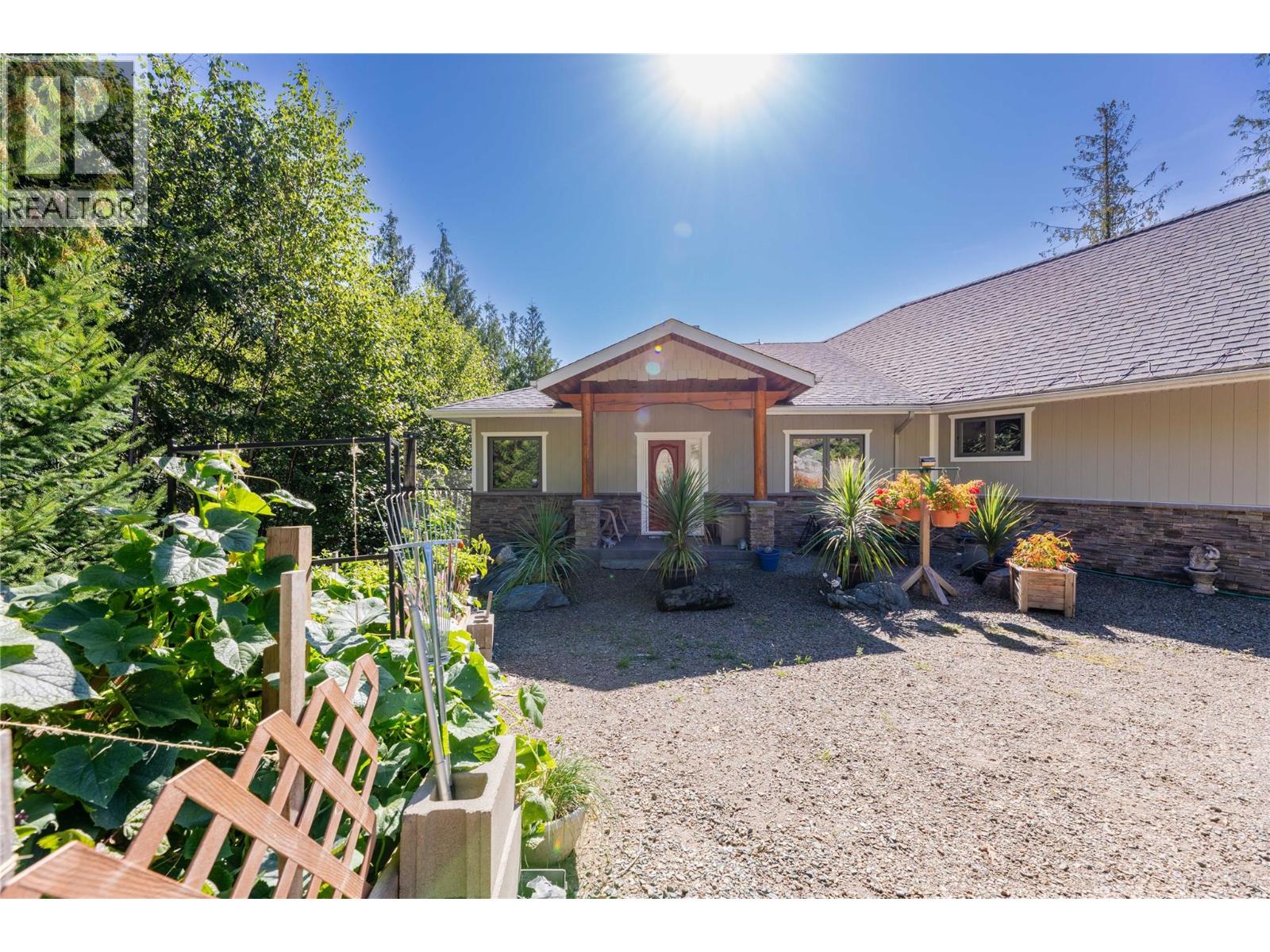  8738 Squilax Anglemont Road, St. Ives