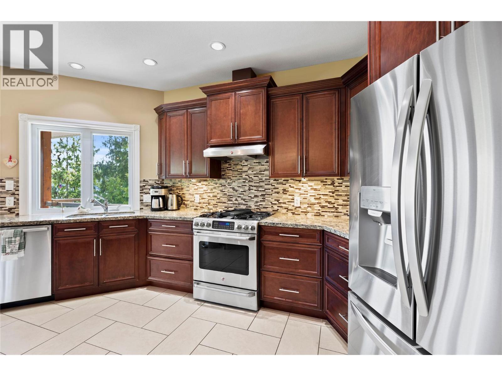  8738 Squilax Anglemont Road, St. Ives