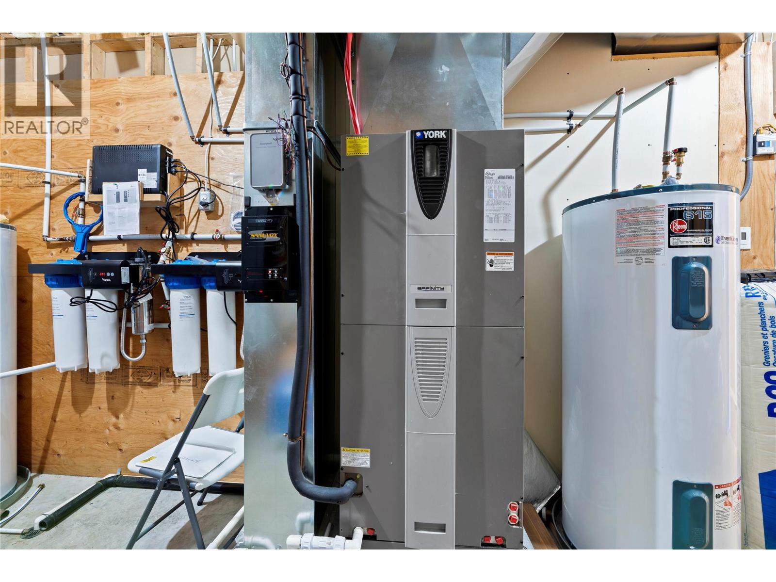  8738 Squilax Anglemont Road, St. Ives