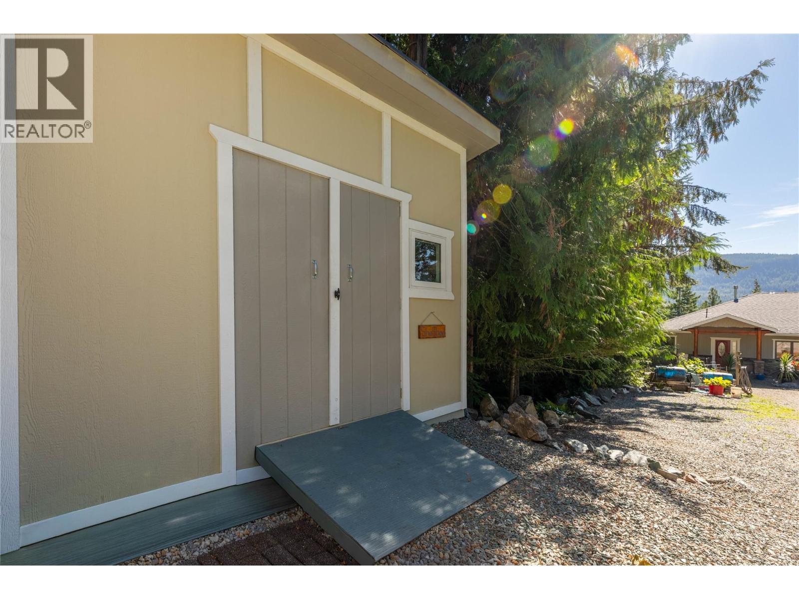  8738 Squilax Anglemont Road, St. Ives