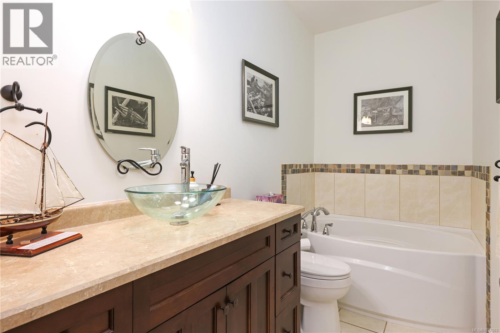 3151 KLANAWA CRES - 26