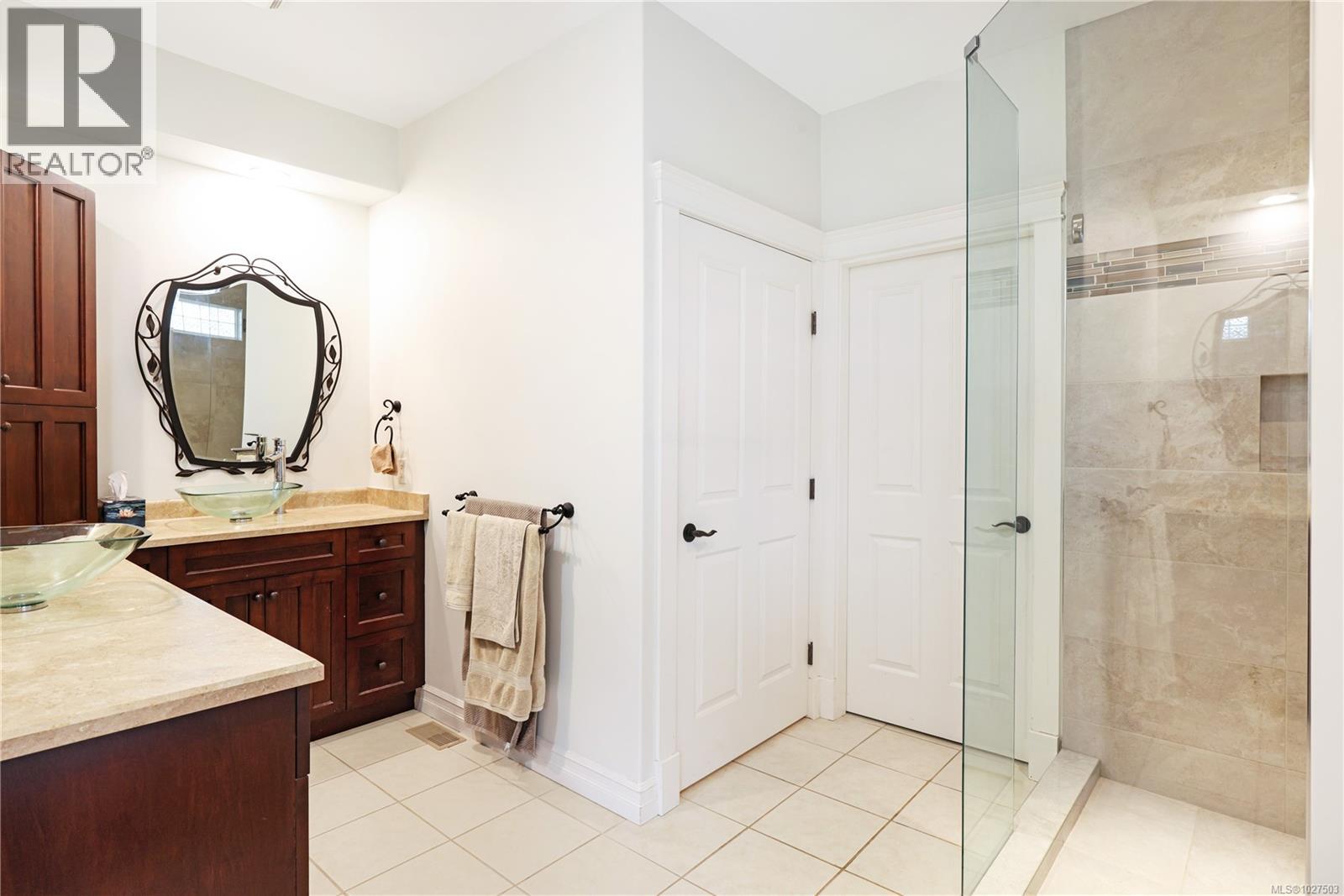 3151 KLANAWA CRES - 28