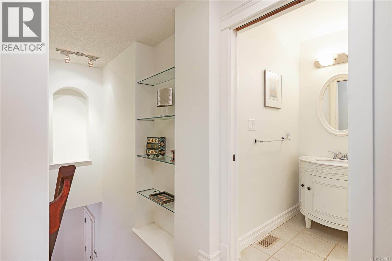 3151 KLANAWA CRES - 27