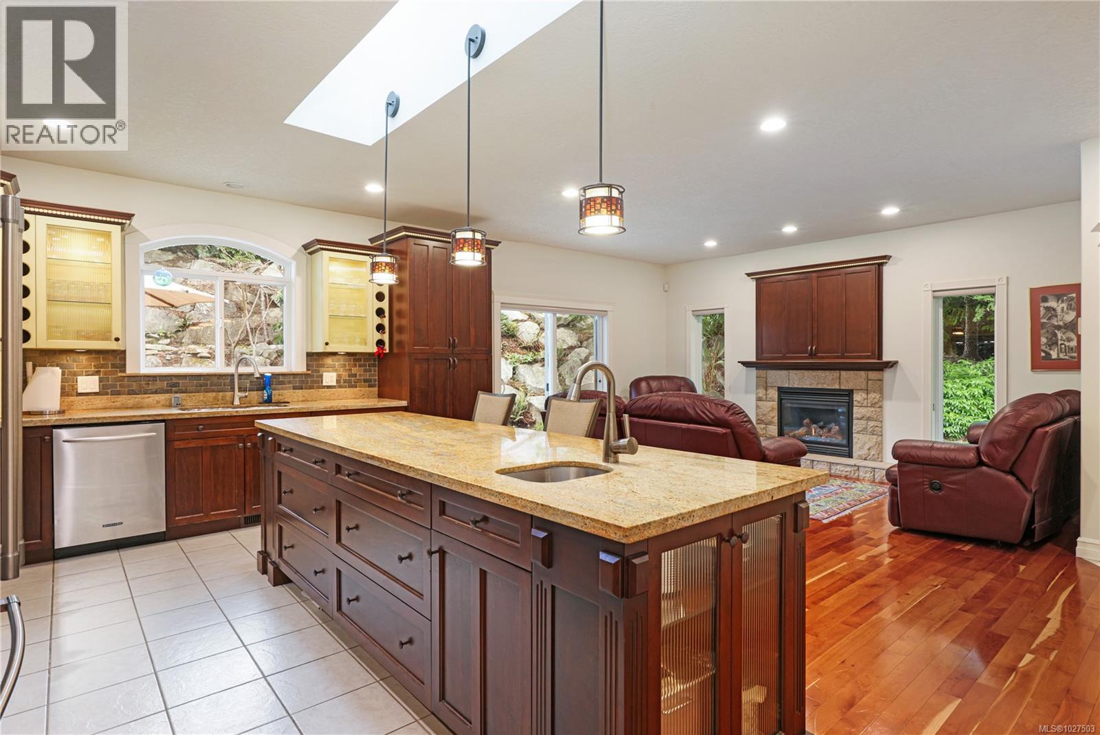 3151 KLANAWA CRES - 9