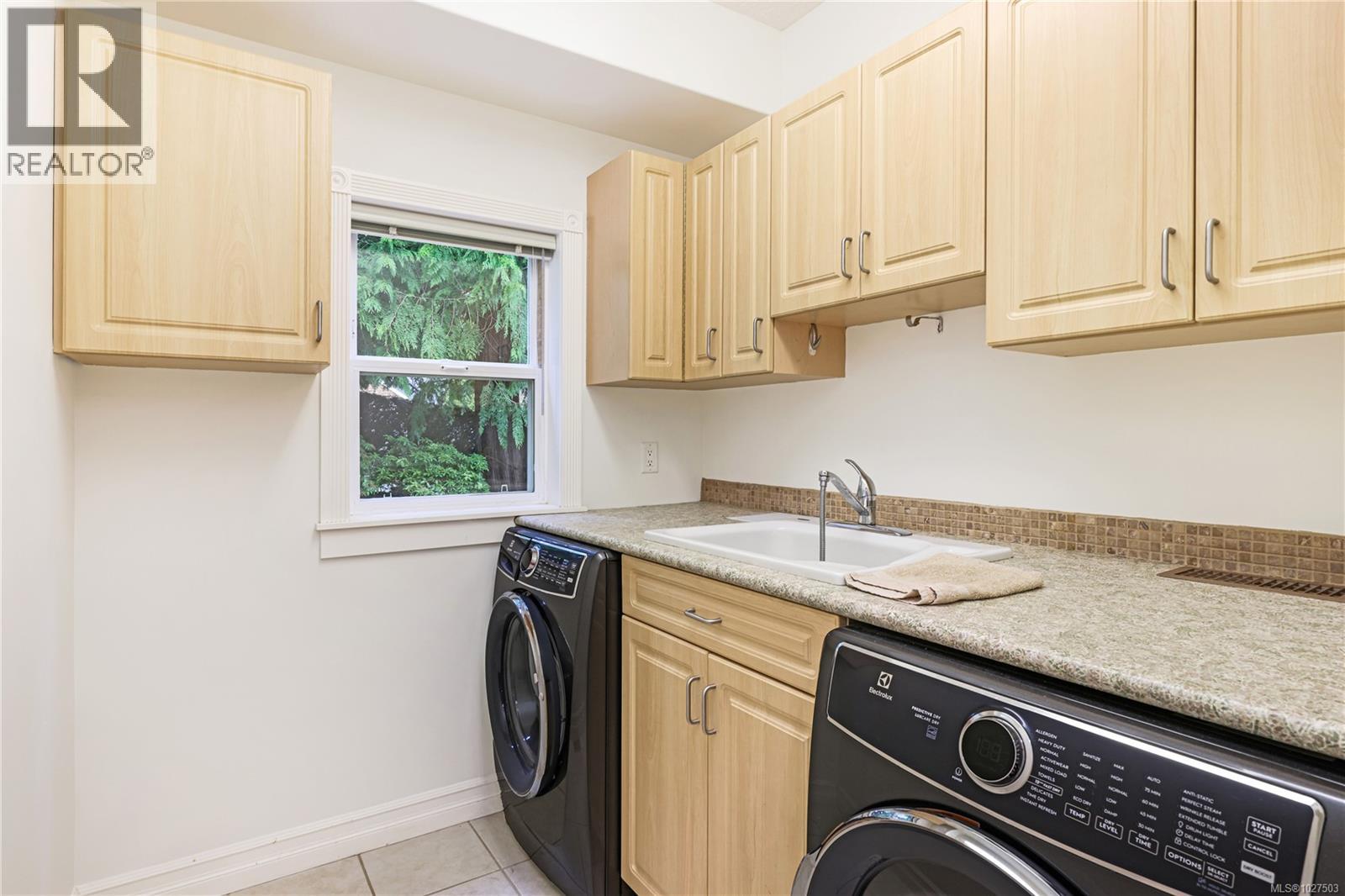 3151 KLANAWA CRES - 50