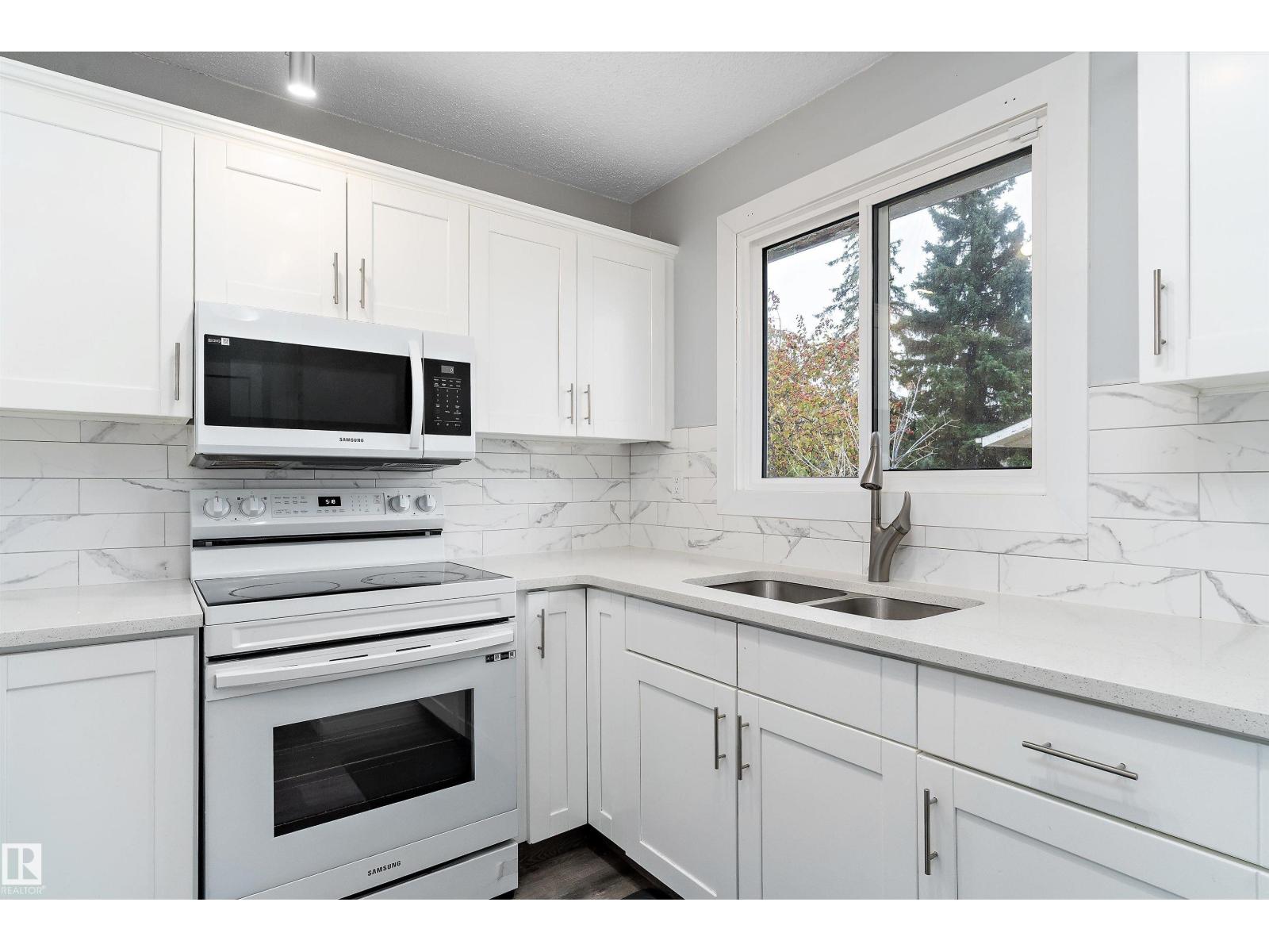 3214 71 ST NW - Photo 5 of 36, Edmonton, Alberta