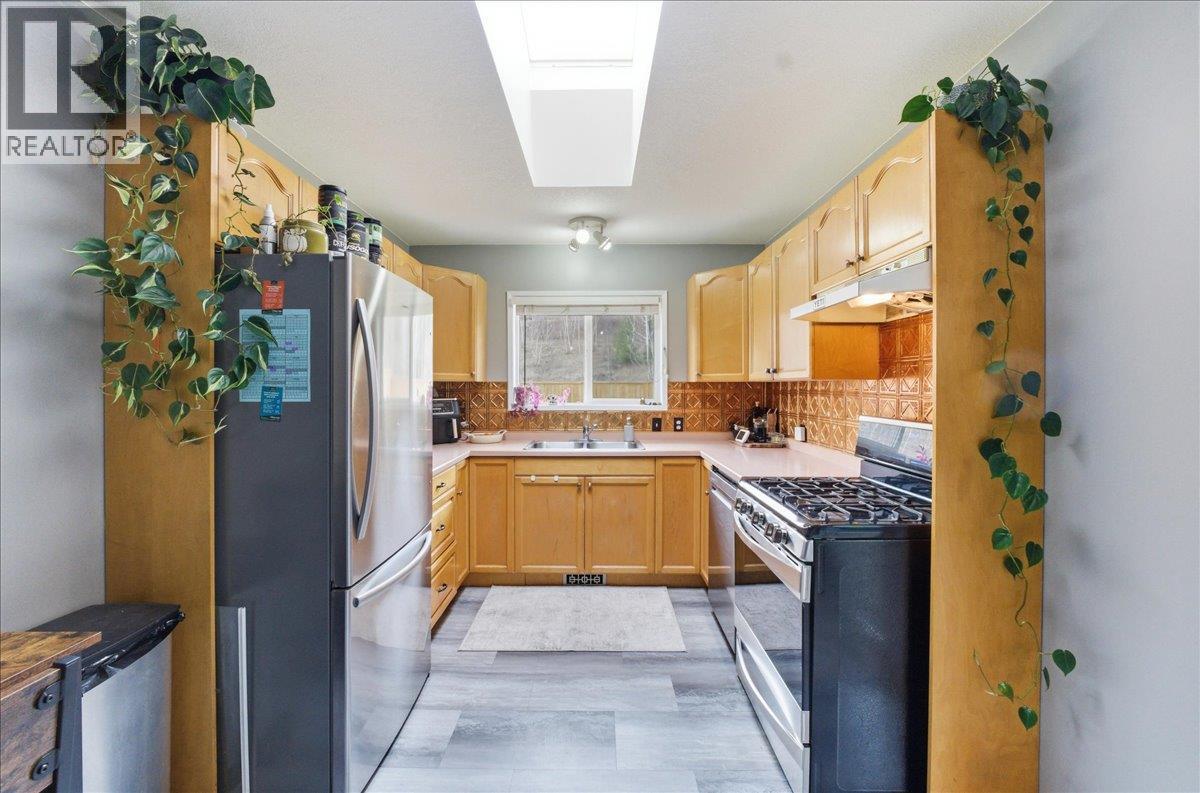 258 2ND Avenue, Trail