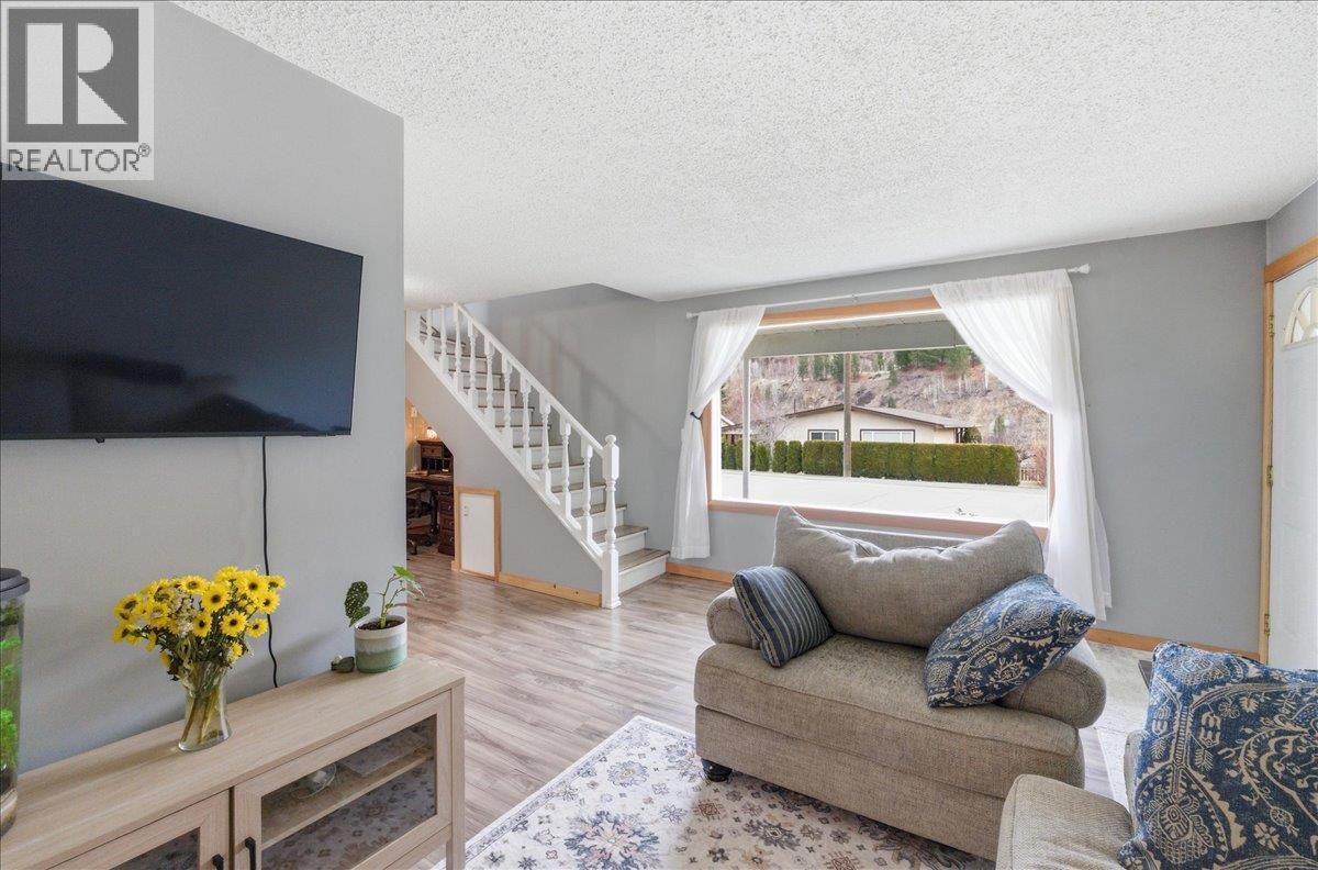 258 2ND Avenue, Trail