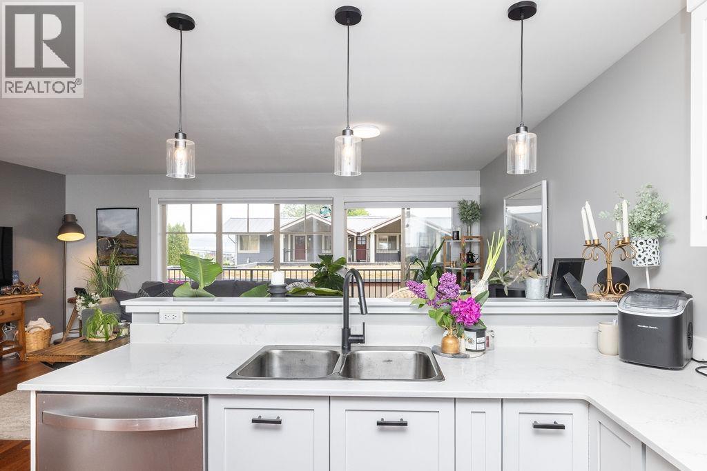 105 414 GOWER POINT ROAD, Gibsons