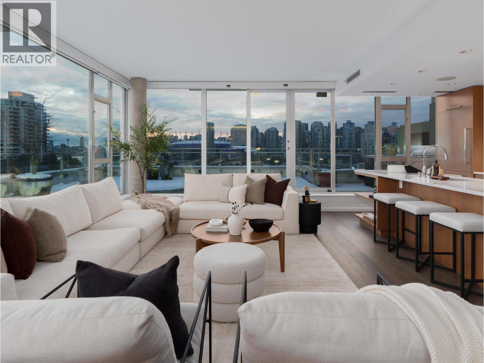 801 221 UNION STREET, Vancouver