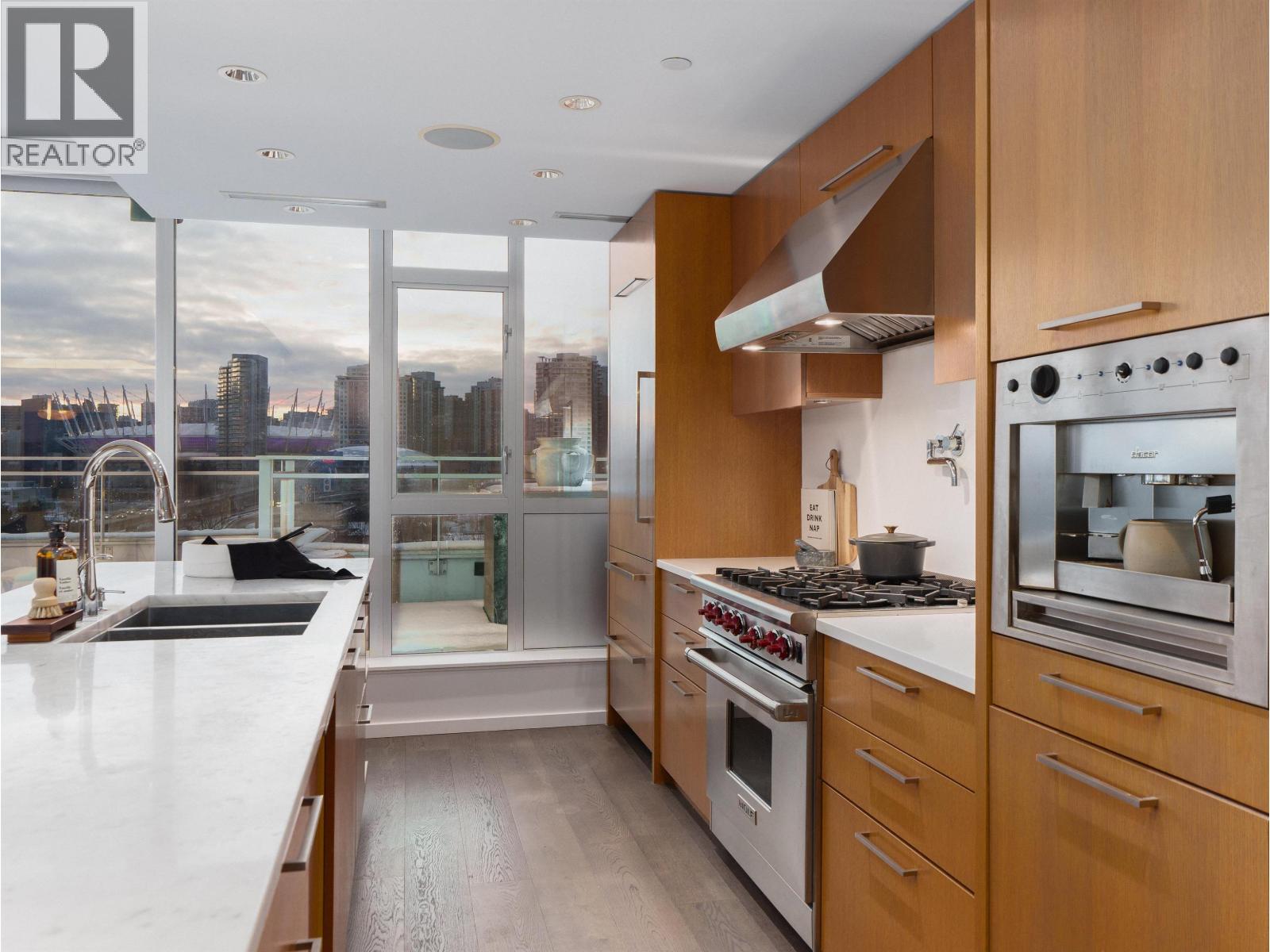 801 221 UNION STREET, Vancouver
