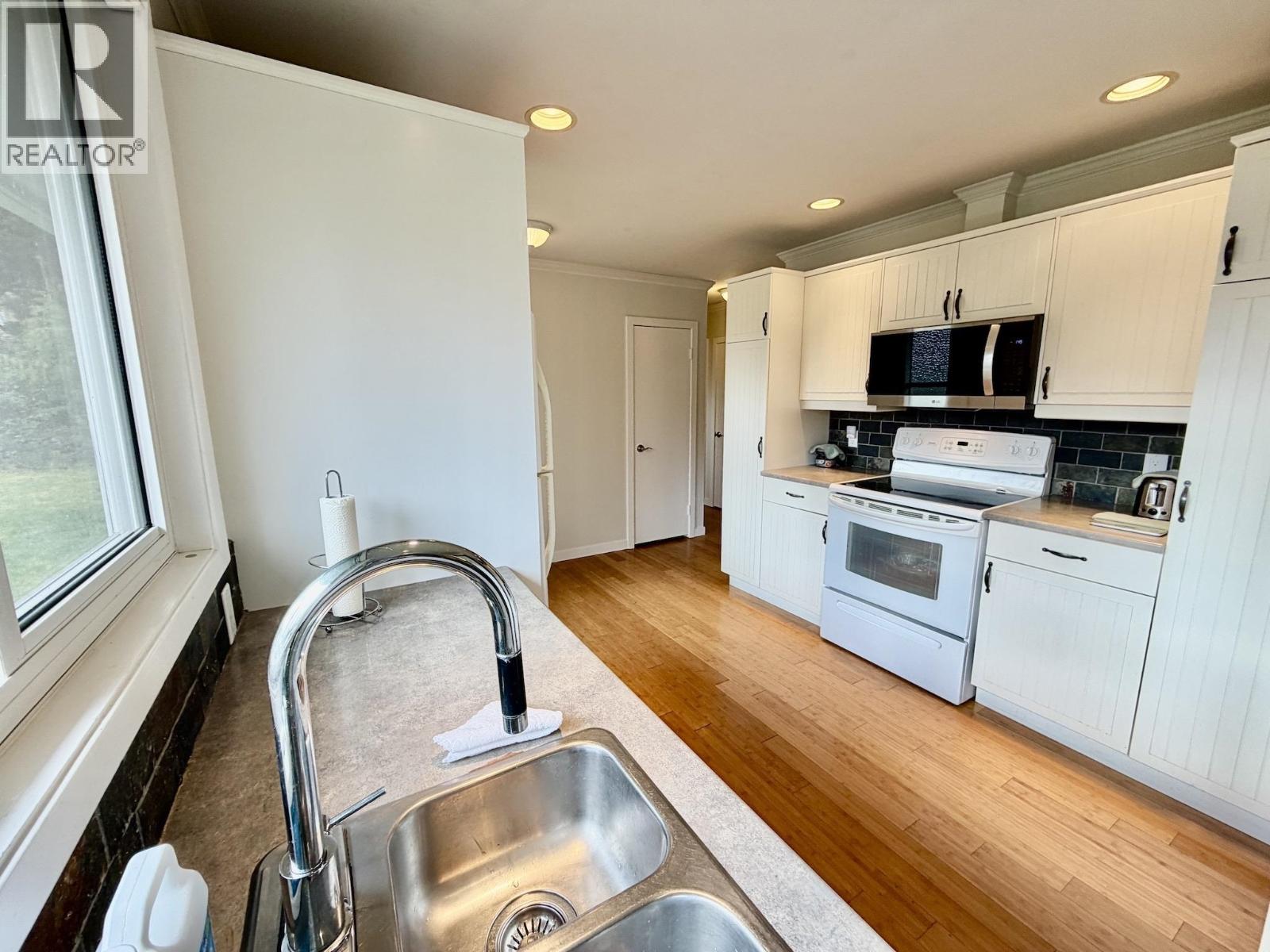 1876 BEAULYNN PLACE, North Vancouver