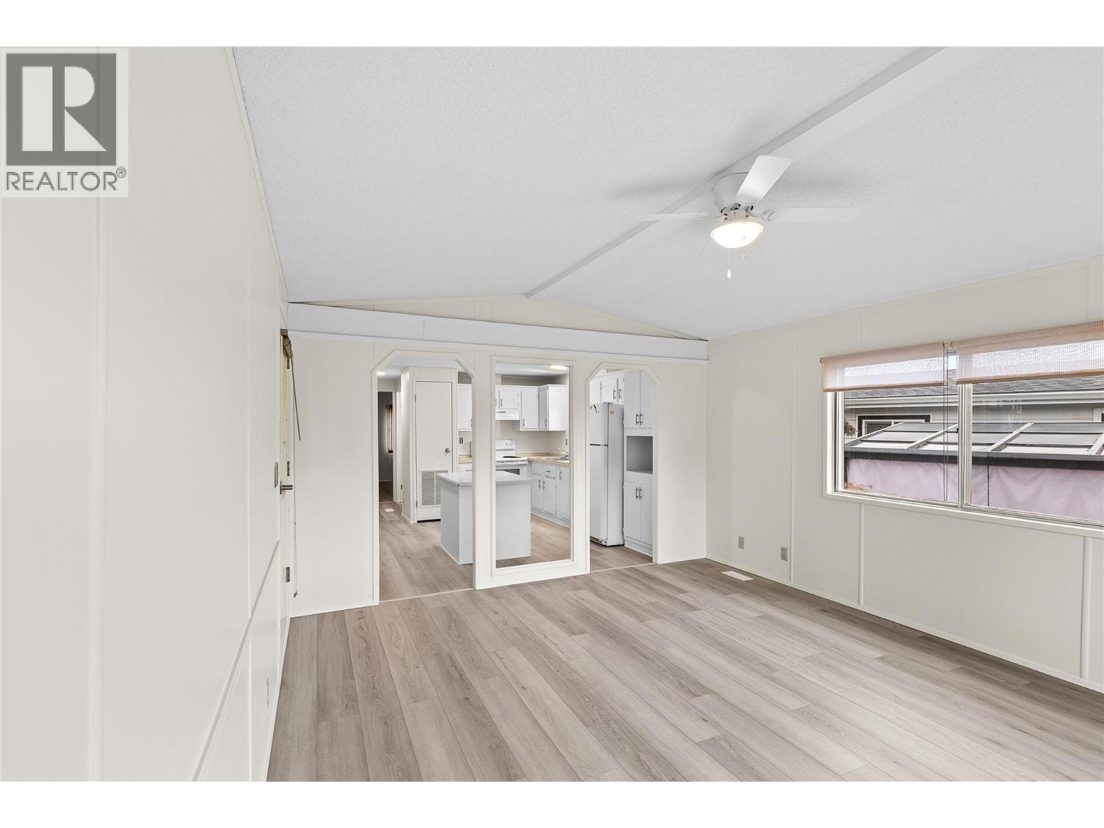 #32 1600 43 AVENUE - 16