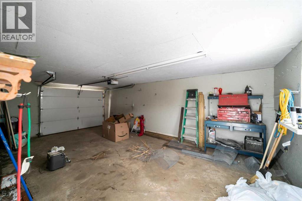 5228 53 Avenue - Photo 5 of 29, Viking, Alberta