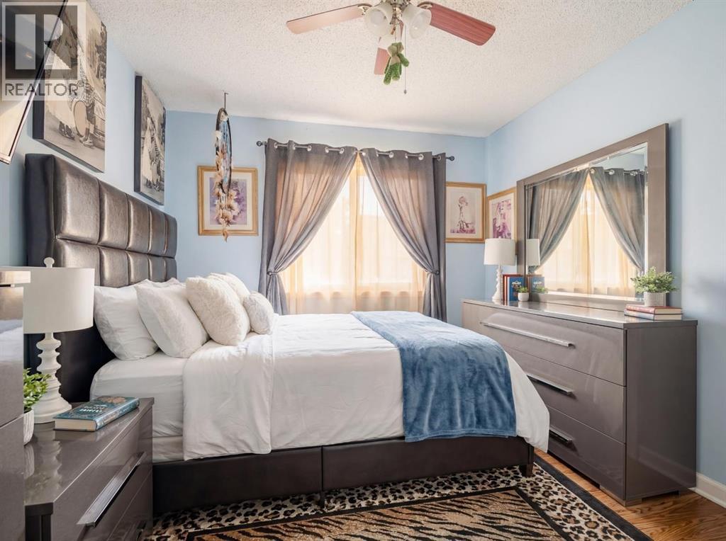 Single Family House Bi-level for Sale in  Saratoga Close NE Monterey Park Calgary 