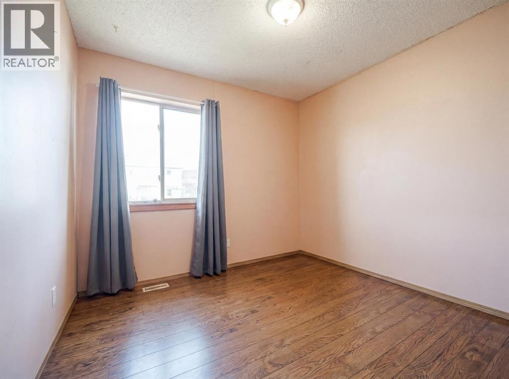 Single Family House Bi-level for Sale in  Saratoga Close NE Monterey Park Calgary 