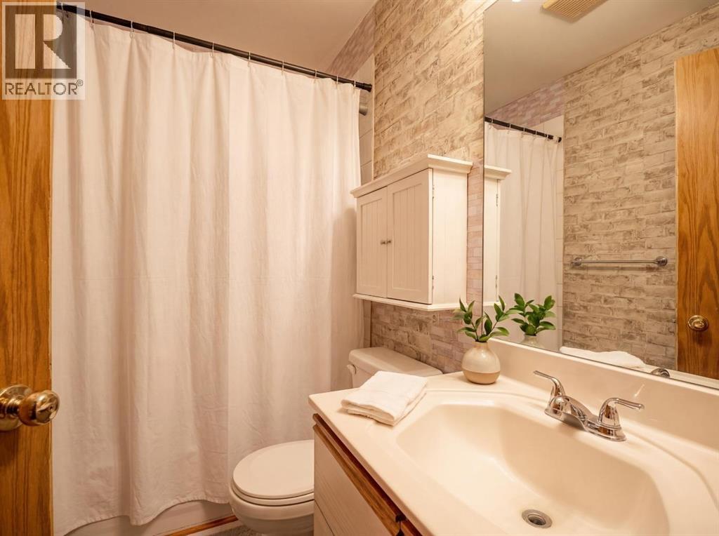 Single Family House Bi-level for Sale in  Saratoga Close NE Monterey Park Calgary 