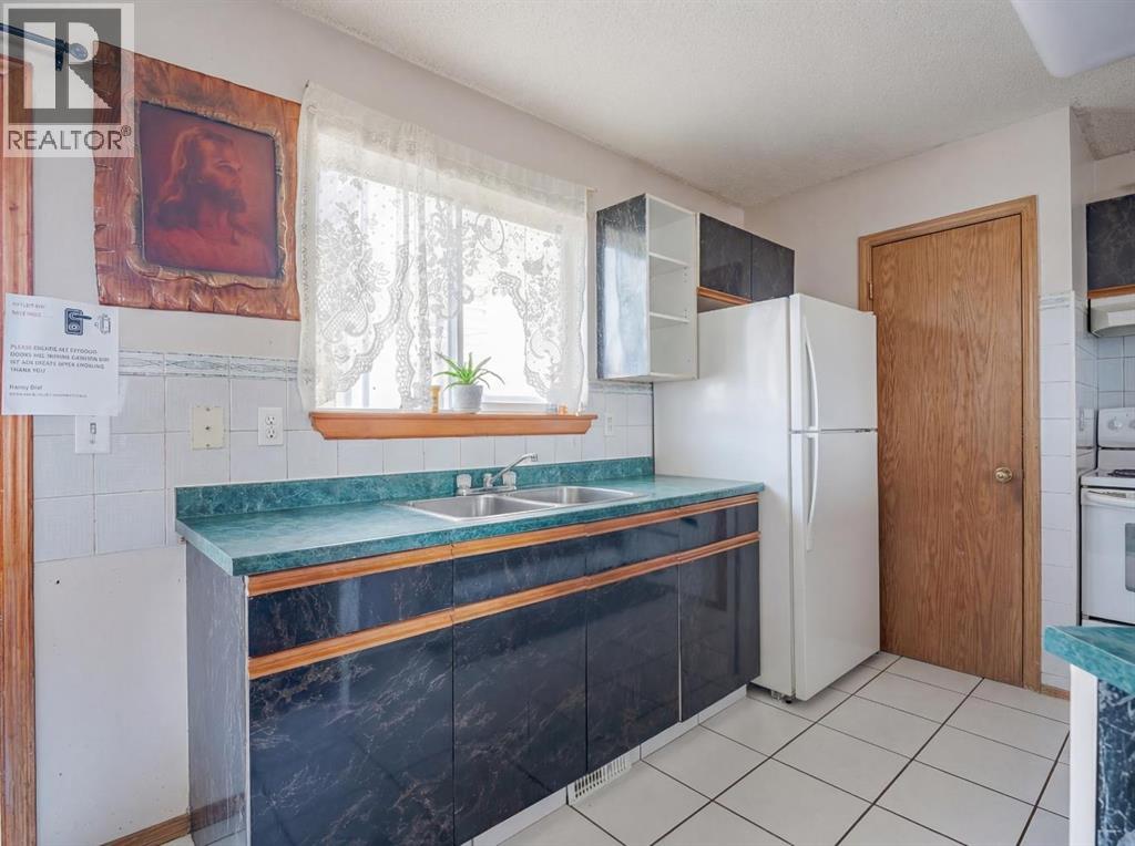 Single Family House Bi-level for Sale in  Saratoga Close NE Monterey Park Calgary 