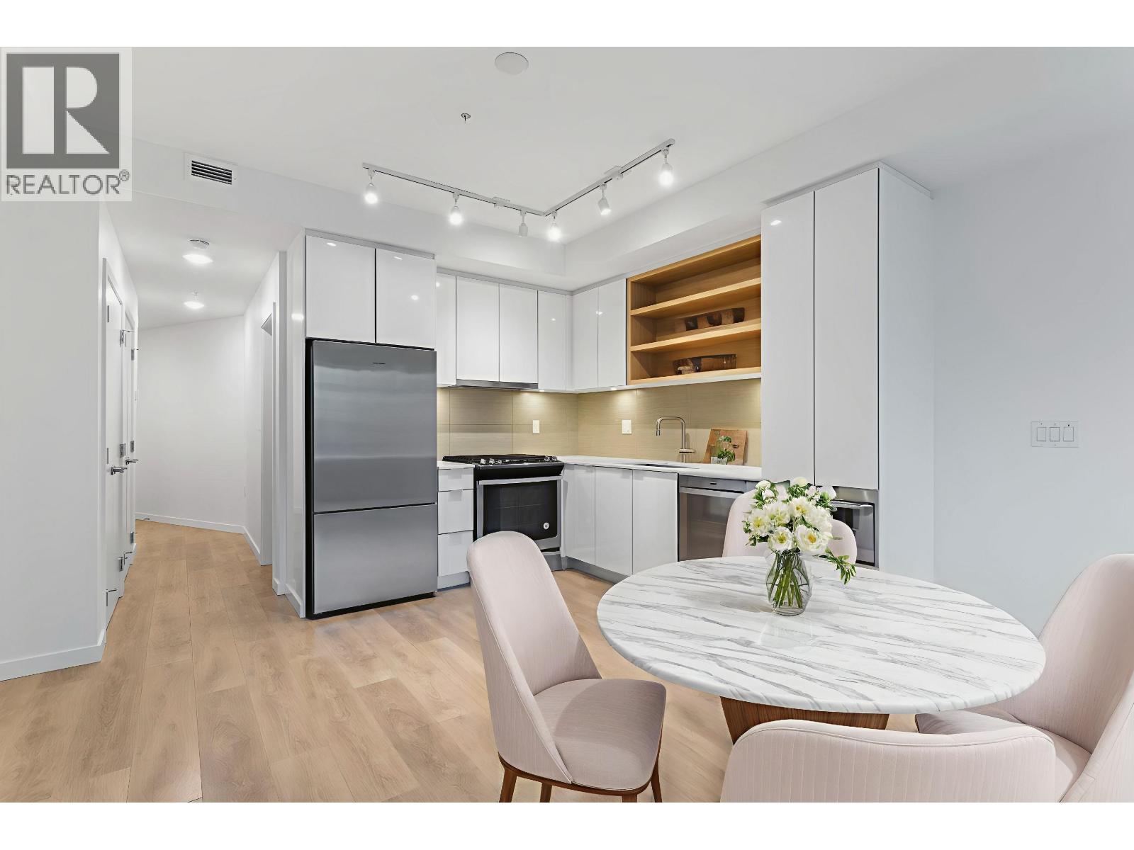 201 725 MARINE DRIVE - Photo 5 of 25, North Vancouver, British Columbia