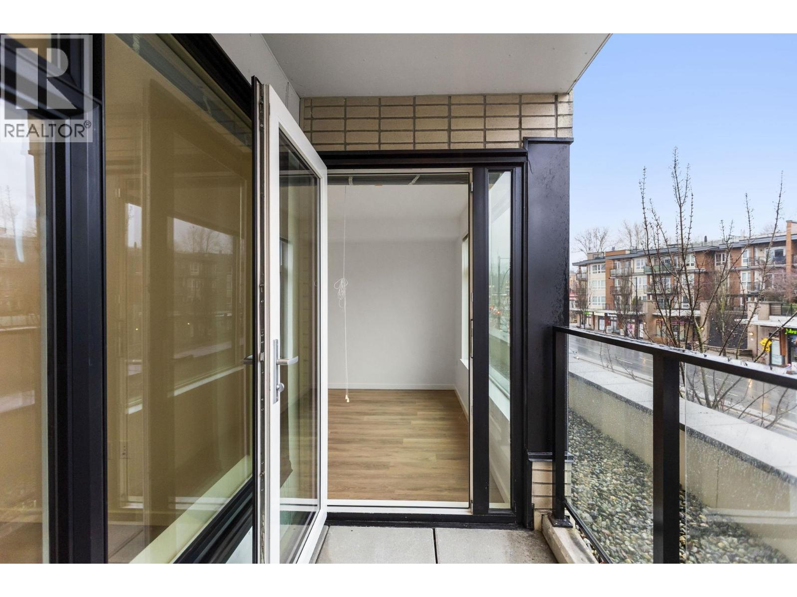 201 725 MARINE DRIVE