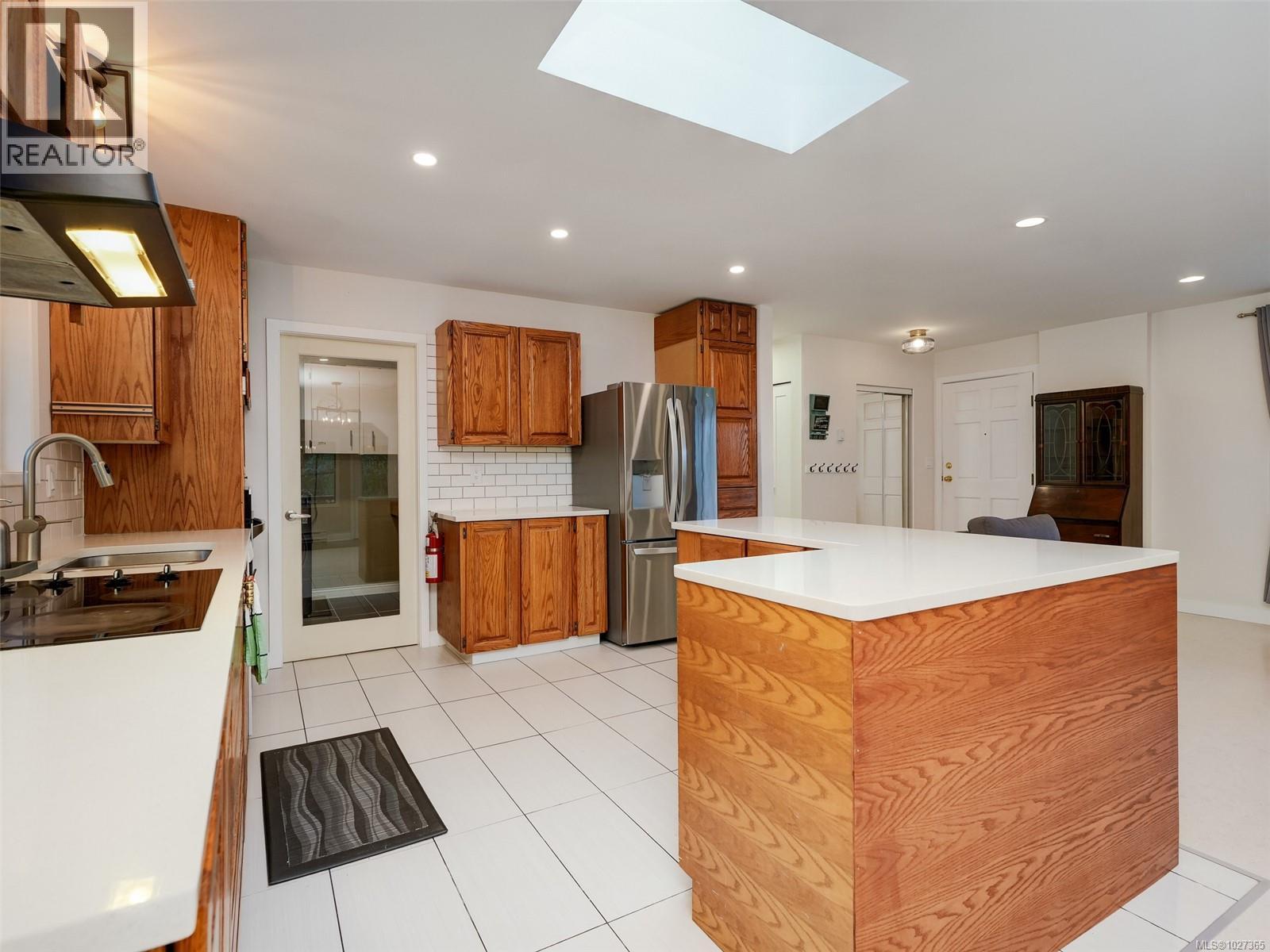  905 Gade Road, Langford