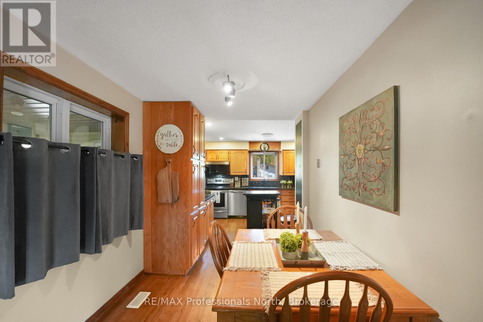 1123 HARCOURT ROAD - 11