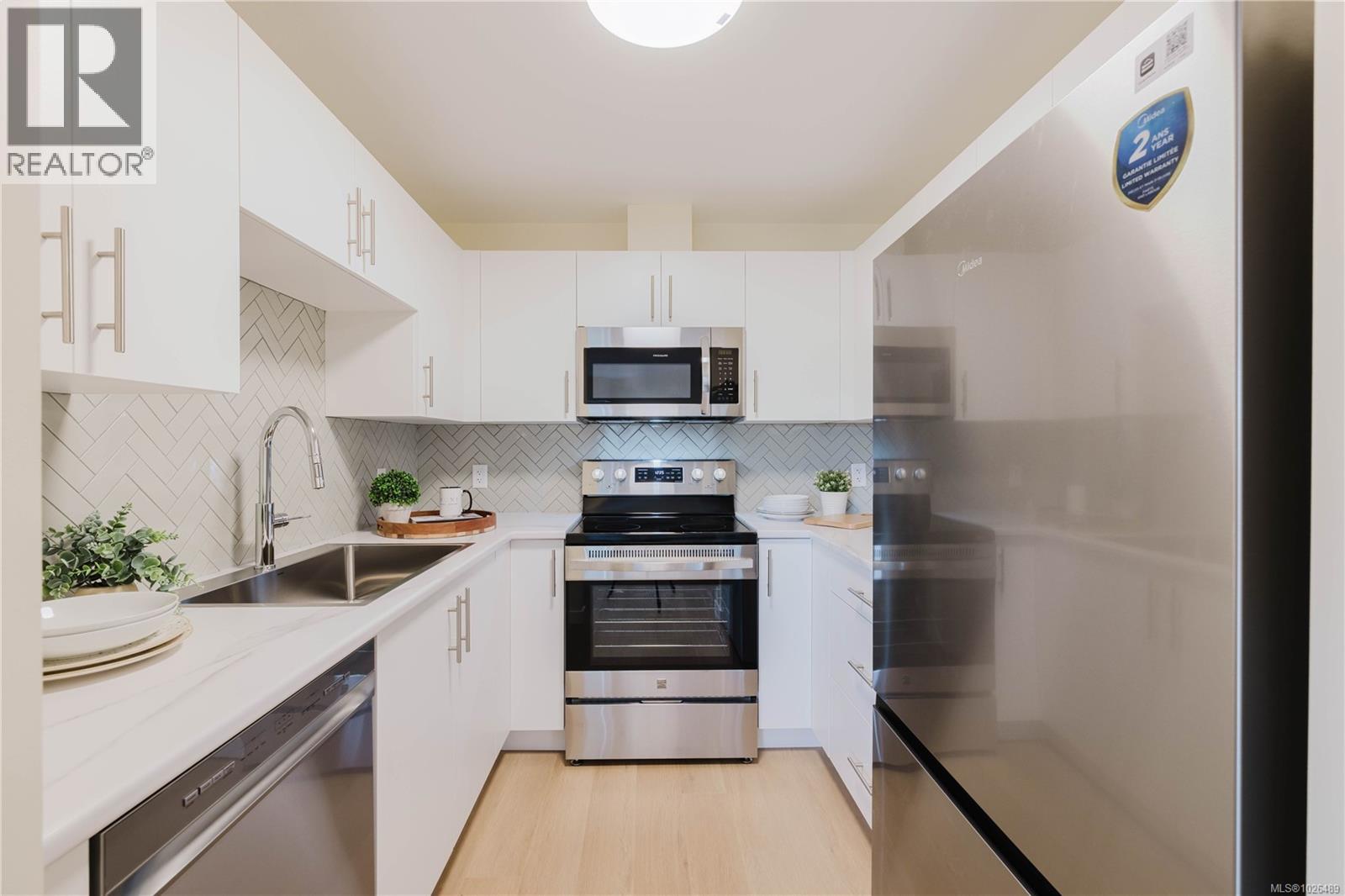 #304 689 BAY ST - 13