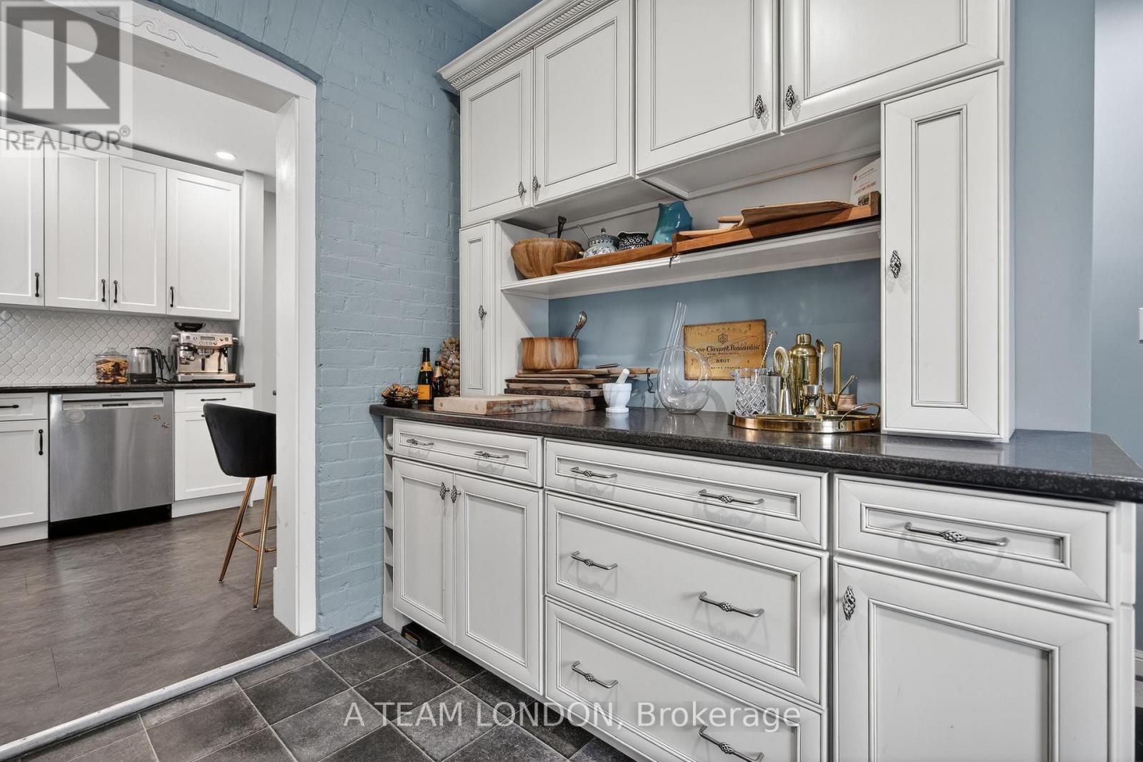 307 RIDOUT STREET S Property Photo