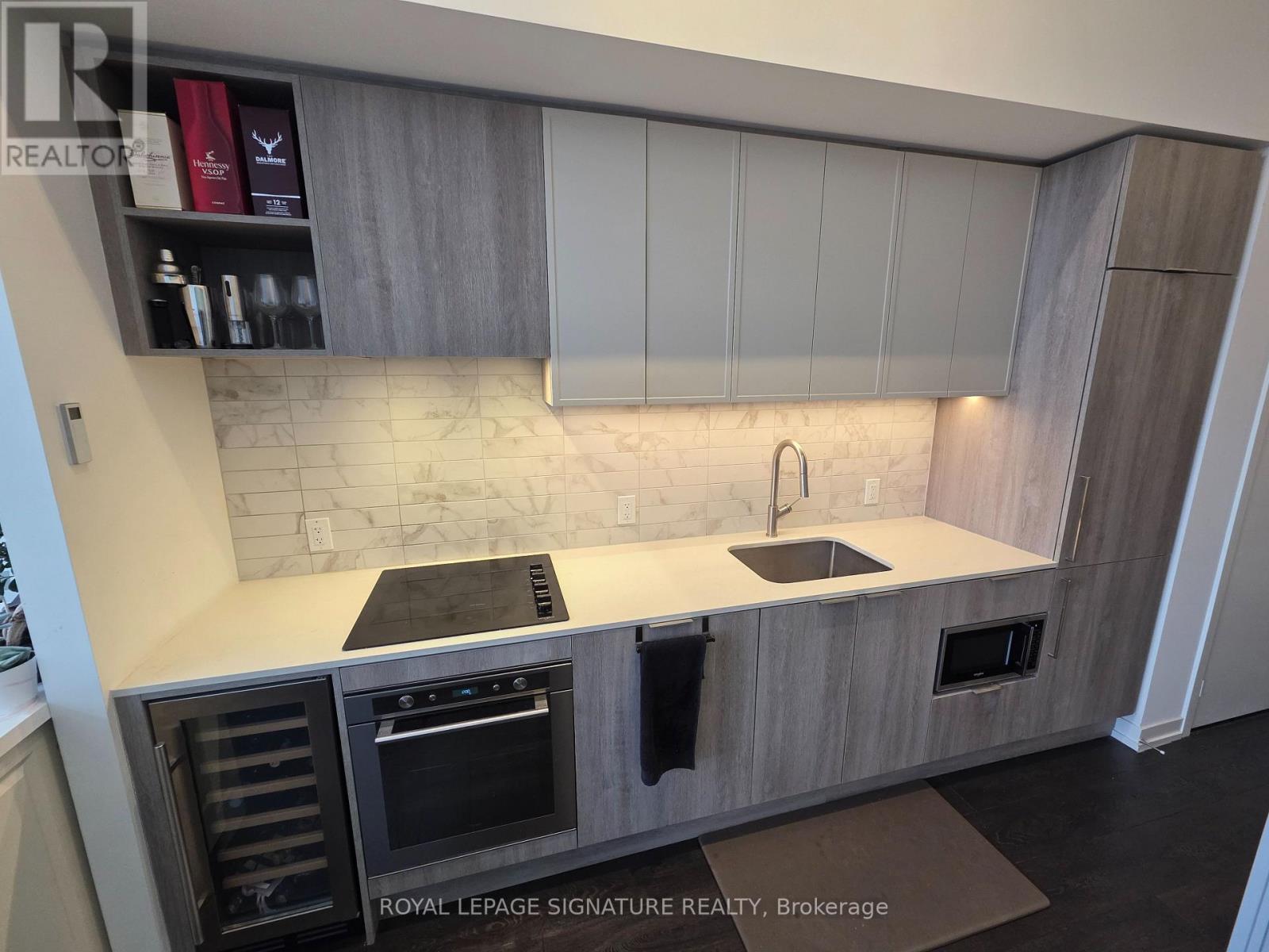 #210 2020 BATHURST STREET - 15