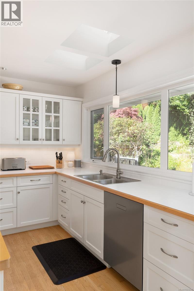  2944 Tudor Avenue, Saanich