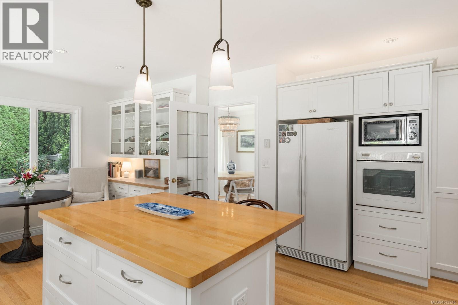  2944 Tudor Avenue, Saanich