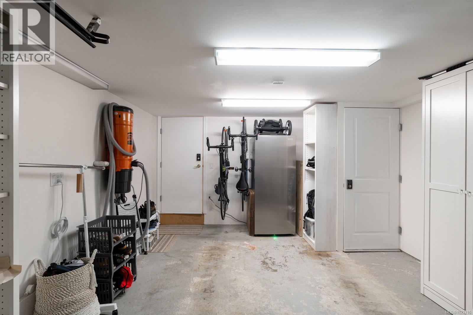  2944 Tudor Avenue, Saanich