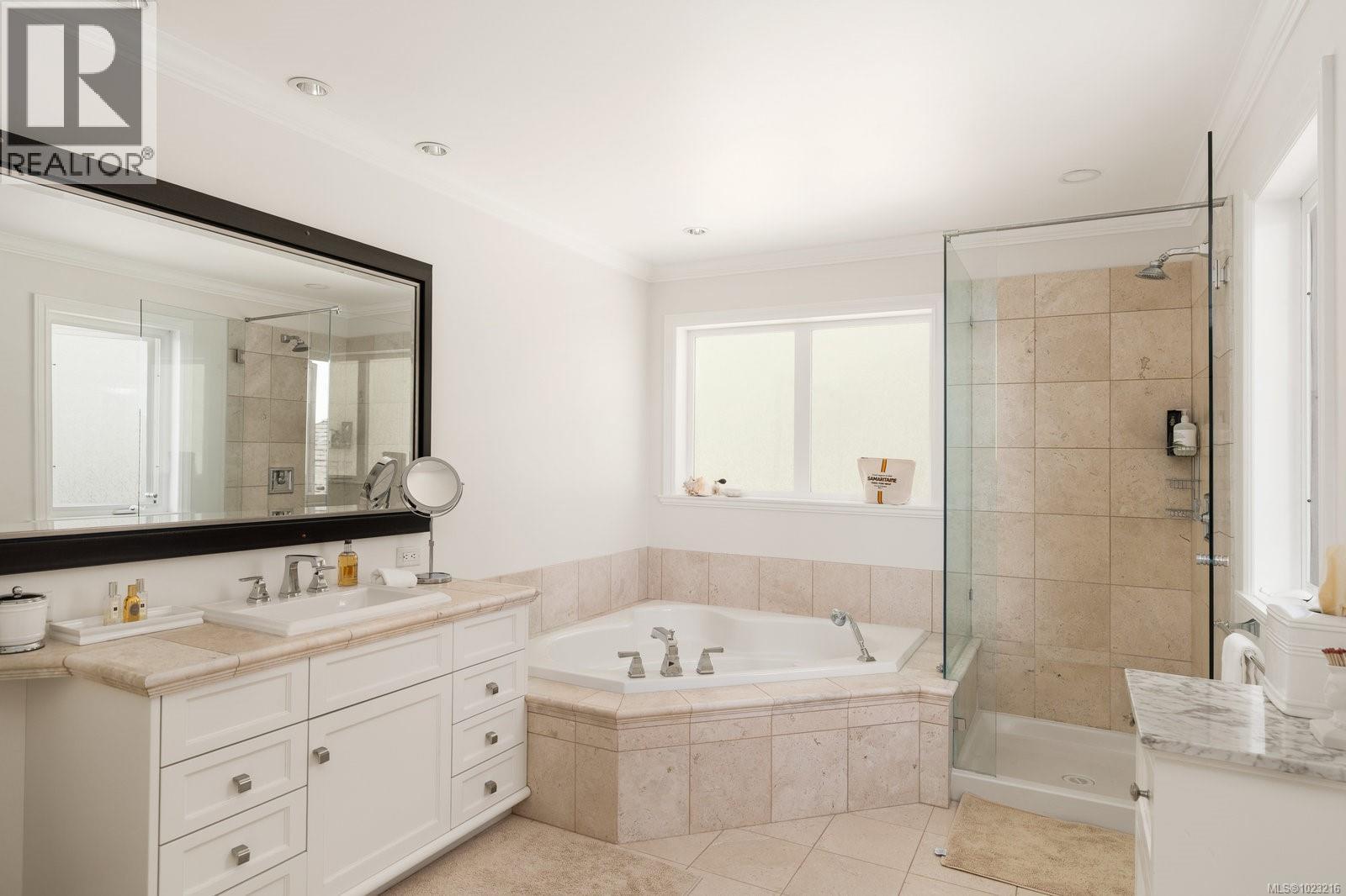  2944 Tudor Avenue, Saanich