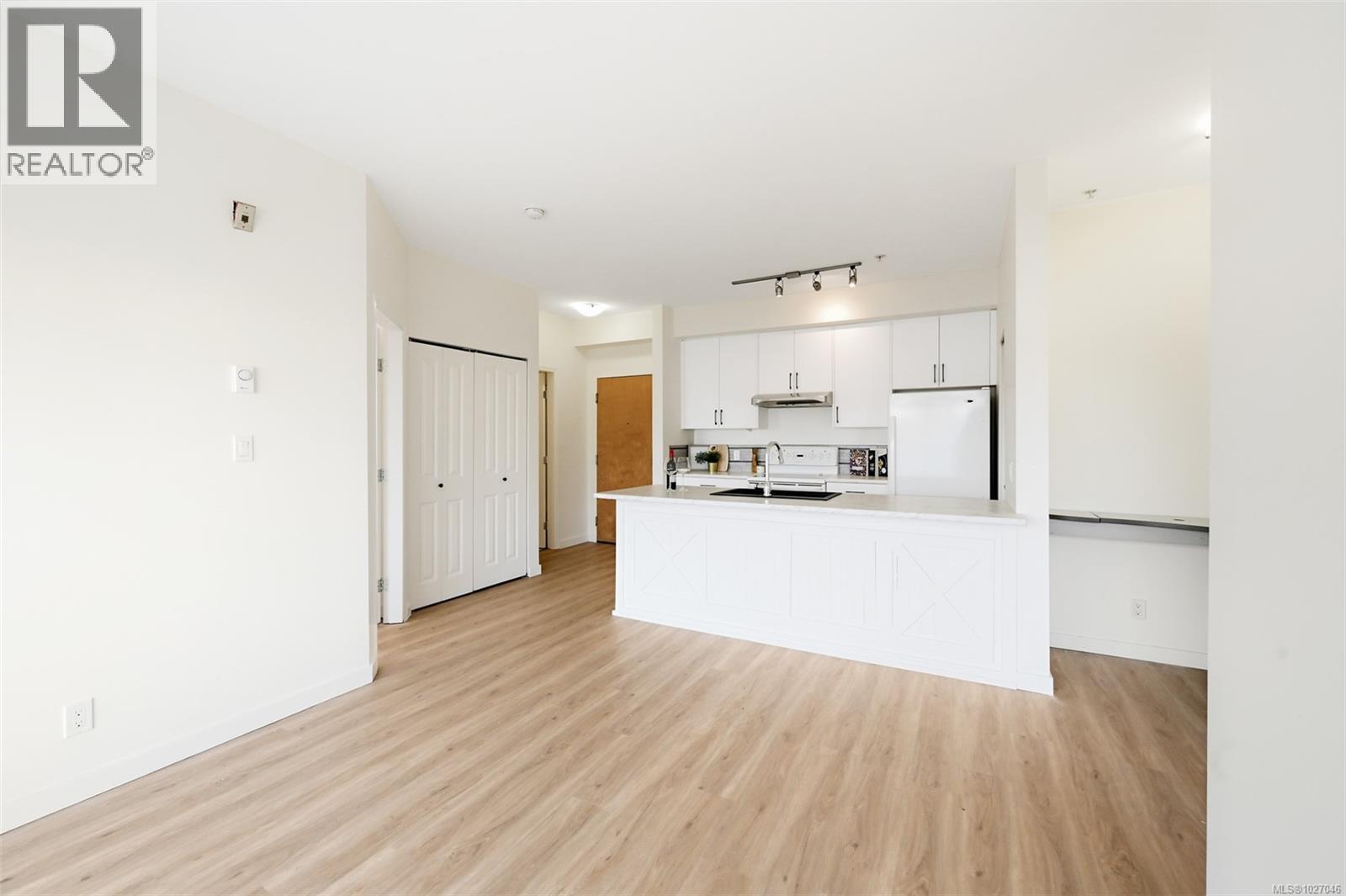 309 1550 Church Avenue, Saanich