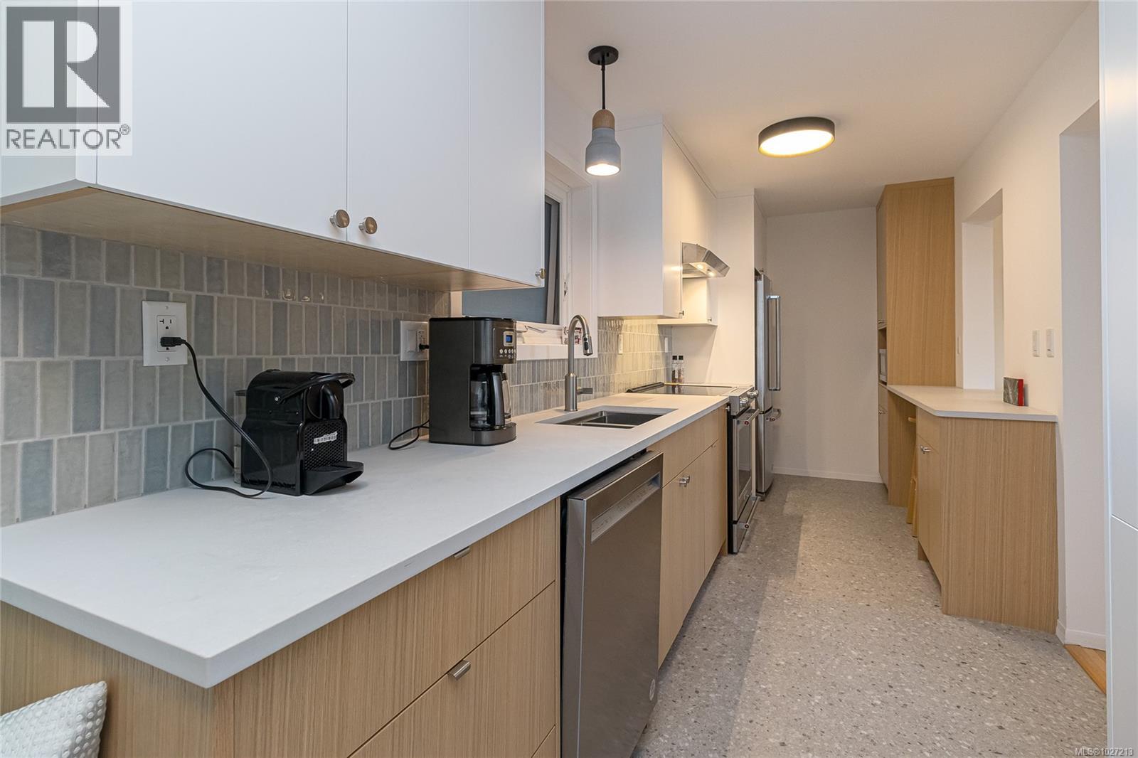 101 1540 Dallas Road, Victoria