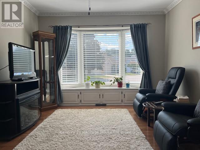 65 EDWIN CRESCENT - 4